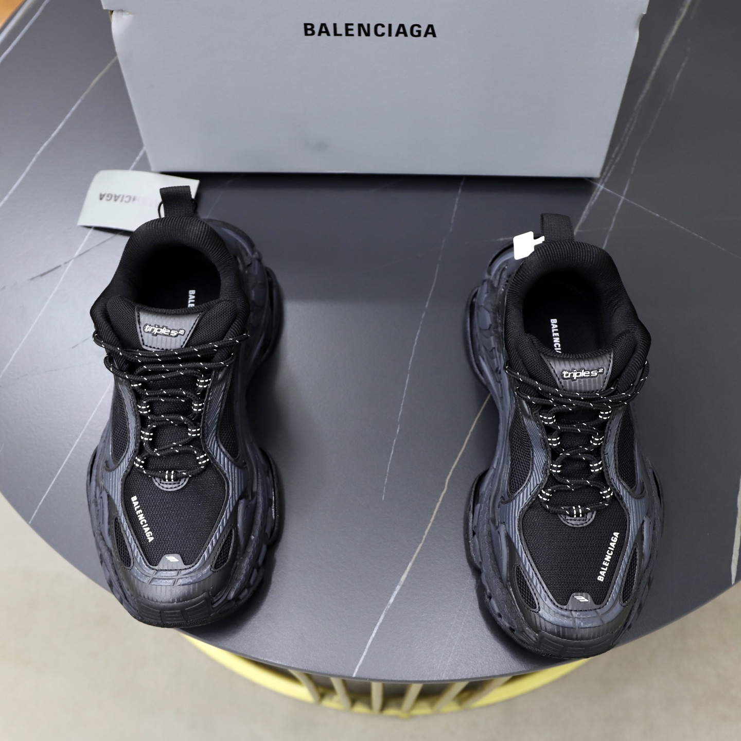 NO:854019,Balenciaga Triple S .2 thick-soled lace-up low-top Balenciaga is designed by Cristobal Balenciaga, a great genius designer who is known as the representative of the twentieth century.  For more than half a century since the brand was founded, Balenciaga has been famous in the fashion industry for its fashion and elegance. Its themed products include women's and men's handbags, motorcycle bags, and fashion. After Wang Daren resigned as the brand designer in 2015, the brand's style has undergone earth-shaking changes. With its extremely popular street style, Balenciaga has quickly dominated major fashion weeks and fashion circles. 36-46,,balenciaga,balenciaga19860909Balenciaga巴黎世家 Triple S .2 厚底系带 低帮  Balenciaga是由被誉为代表二十世纪的伟大天才设计师 CristobalBalenciaga 创立的,在品牌创立的大半个世纪以来,巴黎世家一直以时尚、典雅闻名于时装界,它的主题产品有女士和男士提包、机车包、和时装,在15年王大仁卸任品牌设计师后,品牌的风格发生了翻天覆地的变化,凭借着人气超高的街头风、等迅速霸屏各大时装周和时尚圈. 36-46,,balenciaga,balenciaga,Men's shoes