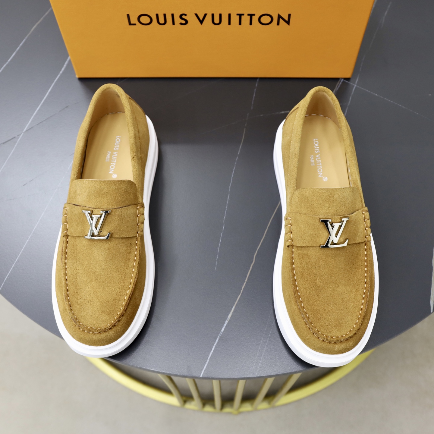 NO:854510,LV Louis Vuitton Estate men's classic casual loafers are made of soft cow leather, creating a casual and comfortable experience. The ribbon is decorated with LV letters, and the lightweight rubber outsole is embossed with the Louis Vuitton logo. It is a simple, comfortable, classic and practical item!  size 38–44 (45.46 customized),,louis vuitton,louis vuitton,loafers,cowhide19860909LV 路易威登Estate男士经典休闲乐福鞋,取材柔软牛皮革,营造休闲舒适体验.饰带点缀 LV 字母装饰,轻质橡胶外底压印路易威登标识.主打一个简约舒适,经典实穿单品！ size 38–44（45.46定做）,,louis vuitton,louis vuitton,loafers,cowhide,Men's shoes