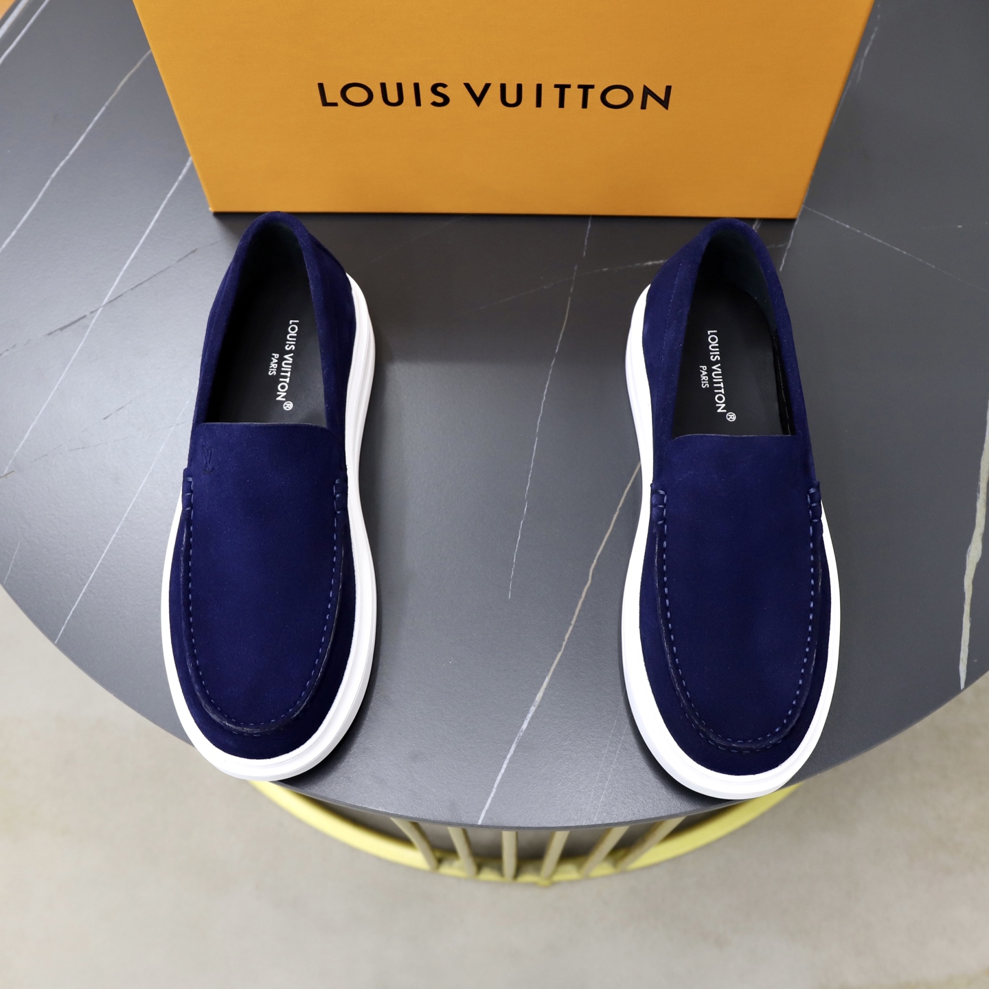 NO:854517,LV Louis Vuitton Estate men's classic casual loafers are made of soft cow leather to create a casual and comfortable experience. They are slip-on driving shoes with lightweight rubber outsoles embossed with the Louis Vuitton logo. The main focus is a simple and comfortable, classic and practical item!  size 38–44 (45.46 customized),,louis vuitton,louis vuitton,loafers,cowhide19860909LV 路易威登Estate男士经典休闲乐福鞋,取材柔软牛皮革,营造休闲舒适体验.一脚蹬 驾车鞋,轻质橡胶外底压印路易威登标识.主打一个简约舒适,经典实穿单品！ size 38–44（45.46定做）,,louis vuitton,louis vuitton,loafers,cowhide,Men's shoes