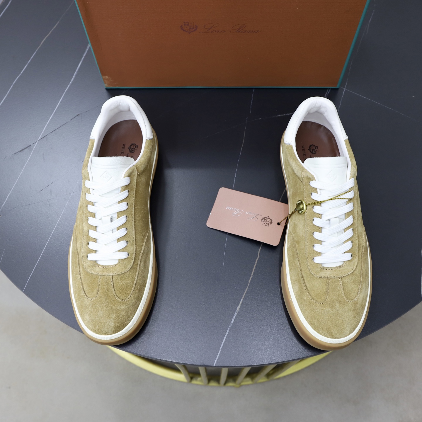 NO:854531,Loropiana LP men's shoes size; 39-44 '38, 45 customization' original cowhide stitching. It is really easy to wear, lazy, loose, casual, perfect comfort, and there are many color choices, and they all look good with clothes. Is it true that Loropiana can bring social value?  “Loropiana is the best thing money can buy”,,loro piana,loro piana,cowhide19860909Loropiana 诺悠翩雅 LP男鞋 size ；39-44 「38、45定制」原厂牛皮拼接 真的特别好穿,慵懒、松弛、随性,舒适度满分, 并且颜色的选择很多,搭配衣服也都很好看 都说 Loropiana能带来社交价值是真的吗？ “Loropiana 是能用钱买到的最好的东西”,,loro piana,loro piana,cowhide,Men's shoes