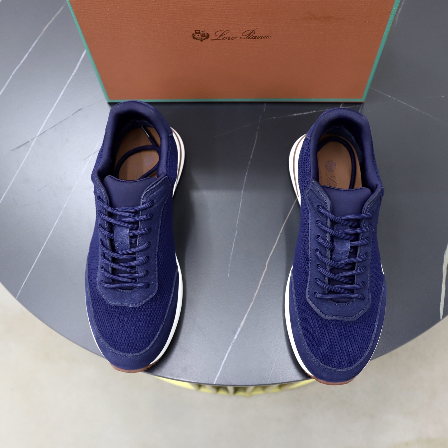 NO:886095,LP's new product Loro Pian * 诺yo * Pian Ya Week End Walk men's mesh cowhide stitching suede casual sports shoes official price RMB, 700  This casual shoe is knitted with Wind fiber, showing a unique three-dimensional effect. The unique version narrows slightly in the mid-section and is embellished with nappa leather details. The lightweight rubber sole and studs on the edges enhance grip and stability, and the functional details full of modern beauty add a sporty style to the shoes. The upper is made of suede and cowhide leather. The lightweight technical material of the Kummel-colored rubber outsole is inlaid with cushioning pads on the inside of the sole to make weight distribution more even and reduce the load during walking.  The leather eyelets are directly set on the upper fixed to the sole to ensure stability. The rear is equipped with a cushion to enhance wearing comfort. It is sold in a complete package at the counter and is available in multiple colors!  Standard counter code number is 38-44# (45.46. Customized, non-refundable), loro piana, loro piana, sneakers, cowhide19860909LP 家新品Loro Pian*诺悠*翩雅Week End Walk 男士网面牛皮拼接翻毛休闲运动鞋 官方售价 RMB ,700 这款休闲鞋采用Wind纤维针织而成,呈现出别致的立体效果,独特的版型在中段轻微变窄,并以纳巴革细节点缀.轻盈橡胶鞋底和边缘的鞋钉增强抓地力和稳定性,充满现代美感的功能细节设计为鞋子平添了运动风格.鞋面使用翻毛拼牛皮工艺 Kummel色橡胶外底的轻盈技术材料鞋底内侧镶嵌着缓冲垫,让重量分配更平均,减轻行进间的负荷 皮革鞋眼直接设于固定在鞋底的鞋面上,以确保稳定性 后部搭配缓冲垫,以提升穿着舒适感,专柜全套包装发售 多色可选！ 标准专柜码数38-44#（45.46.定做不退换）,,loro piana,loro piana,sneakers,cowhide,Men's shoes