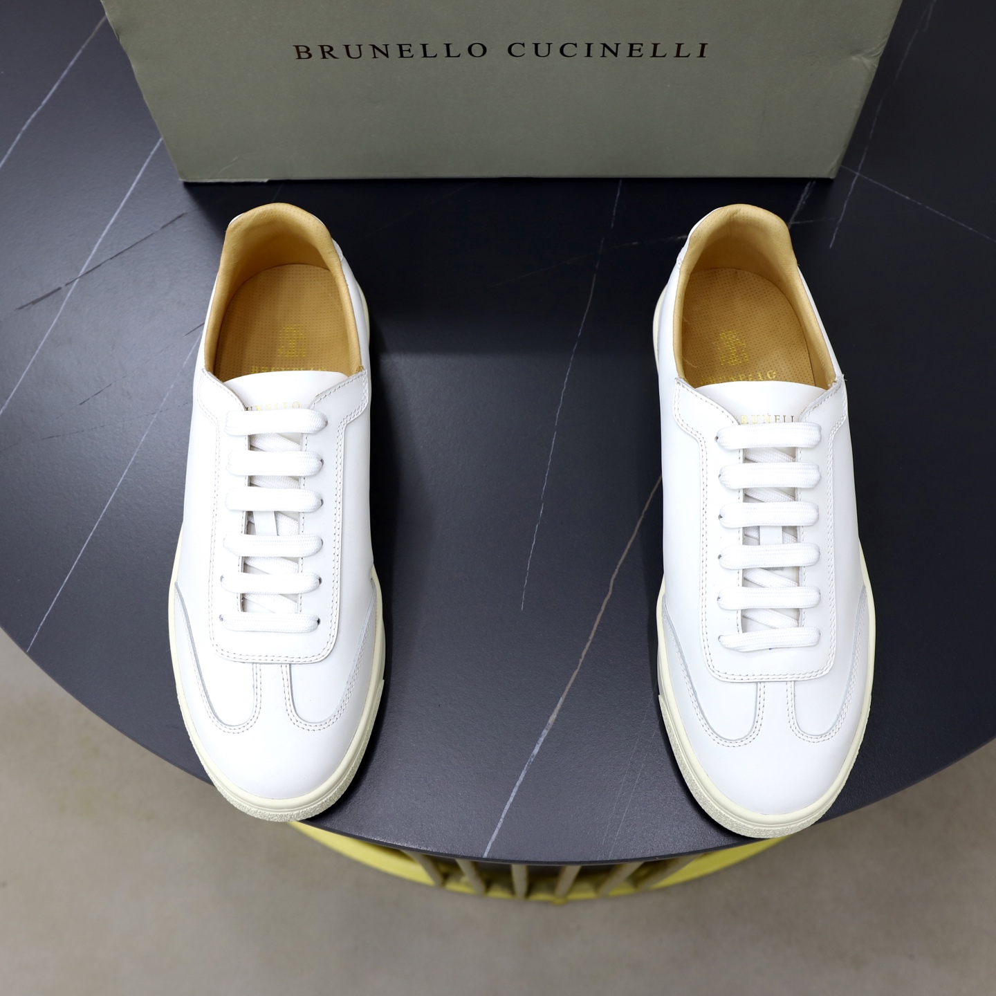 NO:886630,BC new product release Brunello Cucinelli new style | The fabric is made of imported suede cowhide stitching | Breathable cowhide lining | Same-color stitching details | Lightweight natural rubber outsole enhances comfortable wearing feeling | Simple shoe shape that is easy to put on and take off | Very breathable and not tired for a long time | A must-have recommended for summer Size39-44 (38.45. Customized),, brunello cucinelli, cowhide19860909BC新品发售Brunello Cucinelli新款｜面料采用进口反绒牛皮拼接｜透气牛皮内里｜同色系缝线细节｜轻盈天然橡胶大底提升舒适穿着感｜简约鞋型穿脱十分跟脚｜透气性极好久穿不累｜夏季值得推荐入手的一款必备 Size39-44（38.45.定做）,,brunello cucinelli,cowhide,Men's shoes