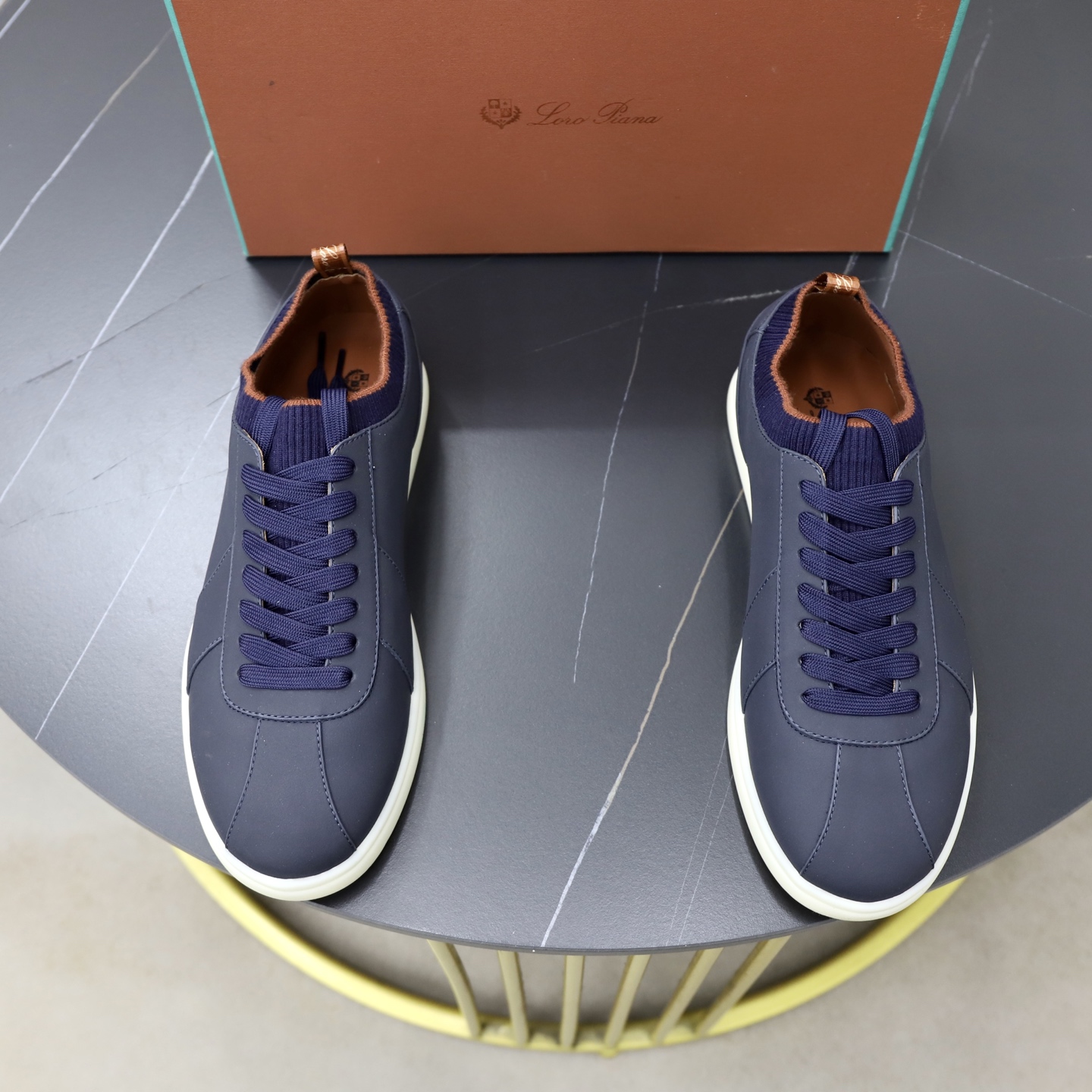 NO:886794,LP's new product Loro Pian * 诺yo * Panya Soho Walk men's moral training sneakers. Official price RMB, 600. These casual sneakers are made of lightly padded calfskin. The texture is light, soft and comfortable. The mouth and tongue are decorated with high-density two-color knitting, and the heel is decorated with a Kummel-colored original webbing pull-loop.  Showing a unique three-dimensional effect, the unique version narrows slightly in the middle and is embellished with details of the same material as the shoelace eyelets. The original molded lightweight TPU rubber sole and spikes enhance grip and stability, and the functional details full of modern beauty are equipped with a cushioning pad at the rear to enhance wearing comfort. The full package is available at the counter and is available in multiple colors!  Standard counter code number is 38-44# (45 is custom-made and cannot be returned or exchanged),,loro piana,loro piana,sneakers,cowhide19860909LP 家新品Loro Pian*诺悠*翩雅Soho Walk 男士德训板鞋 官方售价 RMB ,600 这款休闲鞋懒人运动鞋由轻微填充的小牛皮制成.质地轻盈,柔软舒适,鞋口与鞋舌处搭配高密度双色针织修饰,后跟饰有 Kummel色原版织带提环 呈现出别致的立体效果,独特的版型在中段轻微变窄,并以同材质细节做为鞋带孔眼点缀.原版开模轻盈 TPU 橡胶鞋底和鞋钉增强抓地力和稳定性,充满现代美感的功能细节热后部搭配缓冲垫,以提升穿着舒适感,专柜全套包装发售 多色可选！ 标准专柜码数38-44#（45定做不退换）,,loro piana,loro piana,sneakers,cowhide,Men's shoes