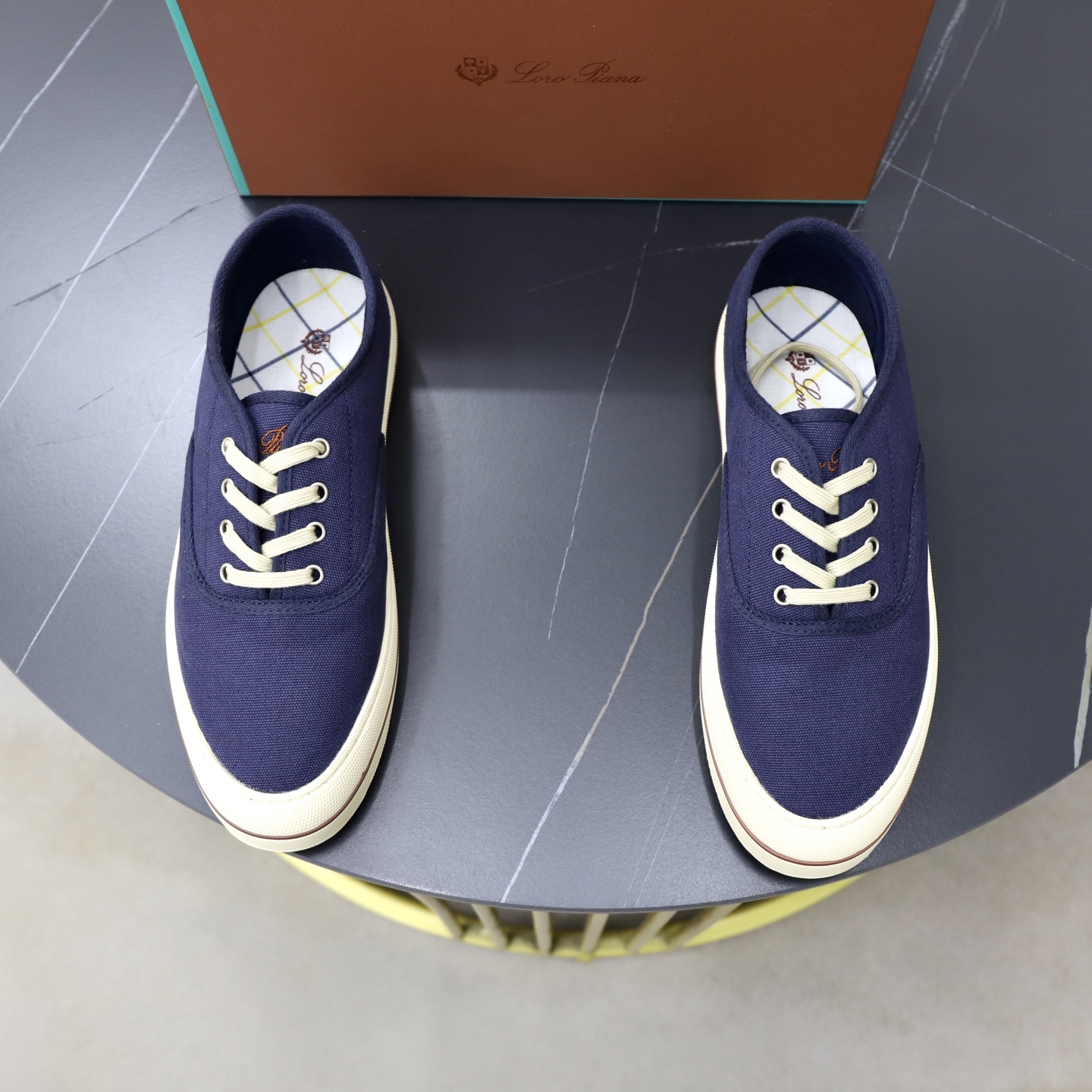 NO:886802,Wangzhao style couple style LP new canvas shoes, simple design + light and breathable, perfect for daily wear!  The color is fresh and unique, unique, light and comfortable. It looks great with jeans, casual pants or skirts in spring and summer, and easily enhances the look. The shoelaces are also white, and the overall style is simple, refined and fashionable. It is a must-have item for spring and summer!  Fabric: Original customized high-density canvas material Customized high-density canvas lining Sole original molded non-slip rubber material Size: 35-46,,loro piana,skirts,jeans19860909王炸款 情侣款 LP 新品帆布鞋 简约设计+轻便透气超适合日常穿搭！配色清新独特,别具一格,轻盈舒适,春夏季节随便搭牛仔裤、休闲裤或裙装都很出彩,轻松提升造型感.鞋带也是白色,整体风格简约精致时髦,是春夏百搭必备单品！ 面料:原版定制高密度帆布材质 内里定制高密度帆布 鞋底原版开模防滑橡胶材质 Size : 35-46,,loro piana,skirts,jeans,Men's shoes