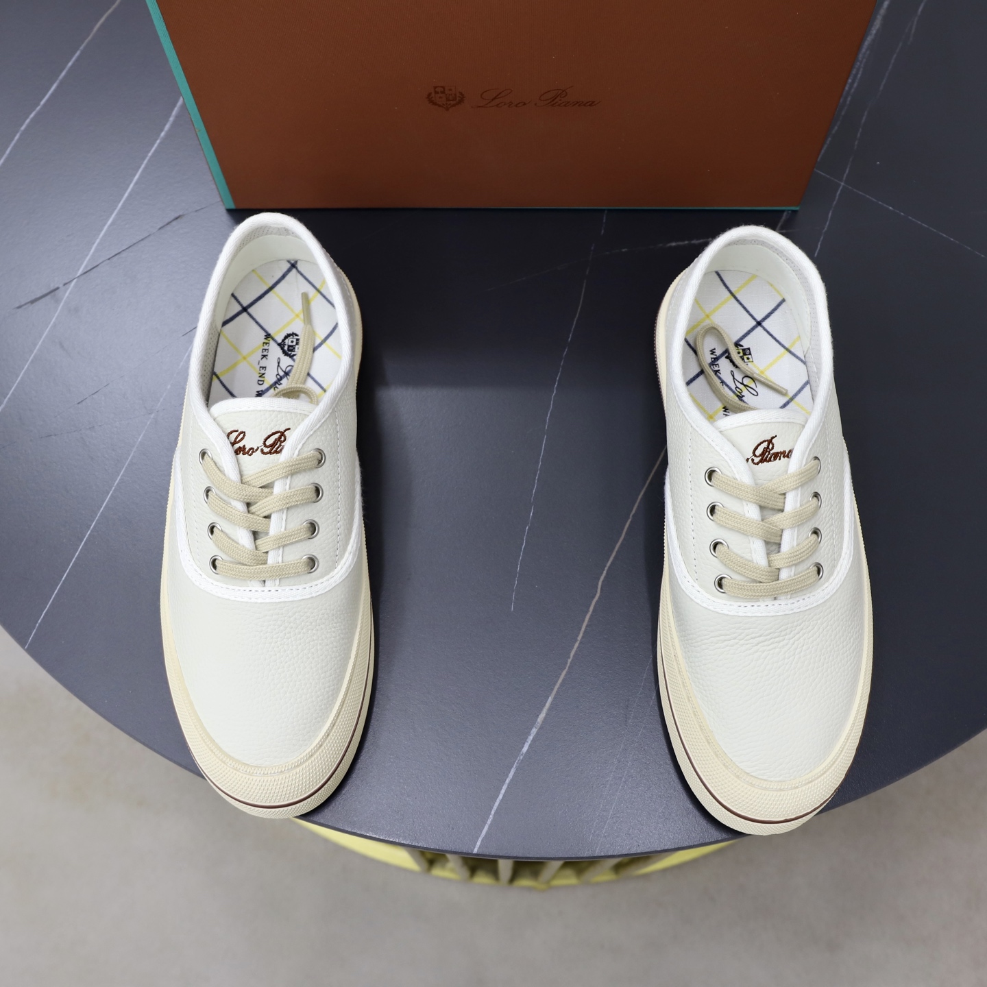 NO:886810,Wang Zha LP's new imported cowhide surface, simple design + light and breathable, perfect for daily wear!  The color is fresh and unique, unique, light and comfortable. It looks great with jeans, casual pants or skirts in spring and summer, and easily enhances the look. The shoelaces are also white, and the overall style is simple, refined and fashionable. It is a must-have item for spring and summer!  Fabric: Original imported cowhide, cowhide lining, original molded non-slip rubber sole, Size: 38-46, full set of packaging, loro piana, skirts, jeans, cowhide19860909王炸款 LP 新品进口牛皮面 简约设计+轻便透气超适合日常穿搭！配色清新独特,别具一格,轻盈舒适,春夏季节随便搭牛仔裤、休闲裤或裙装都很出彩,轻松提升造型感.鞋带也是白色,整体风格简约精致时髦,是春夏百搭必备单品！ 面料:原版进口牛皮 内里牛皮内里 鞋底原版开模防滑橡胶材质 Size : 38-46 全套包装,,loro piana,skirts,jeans,cowhide,Men's shoes
