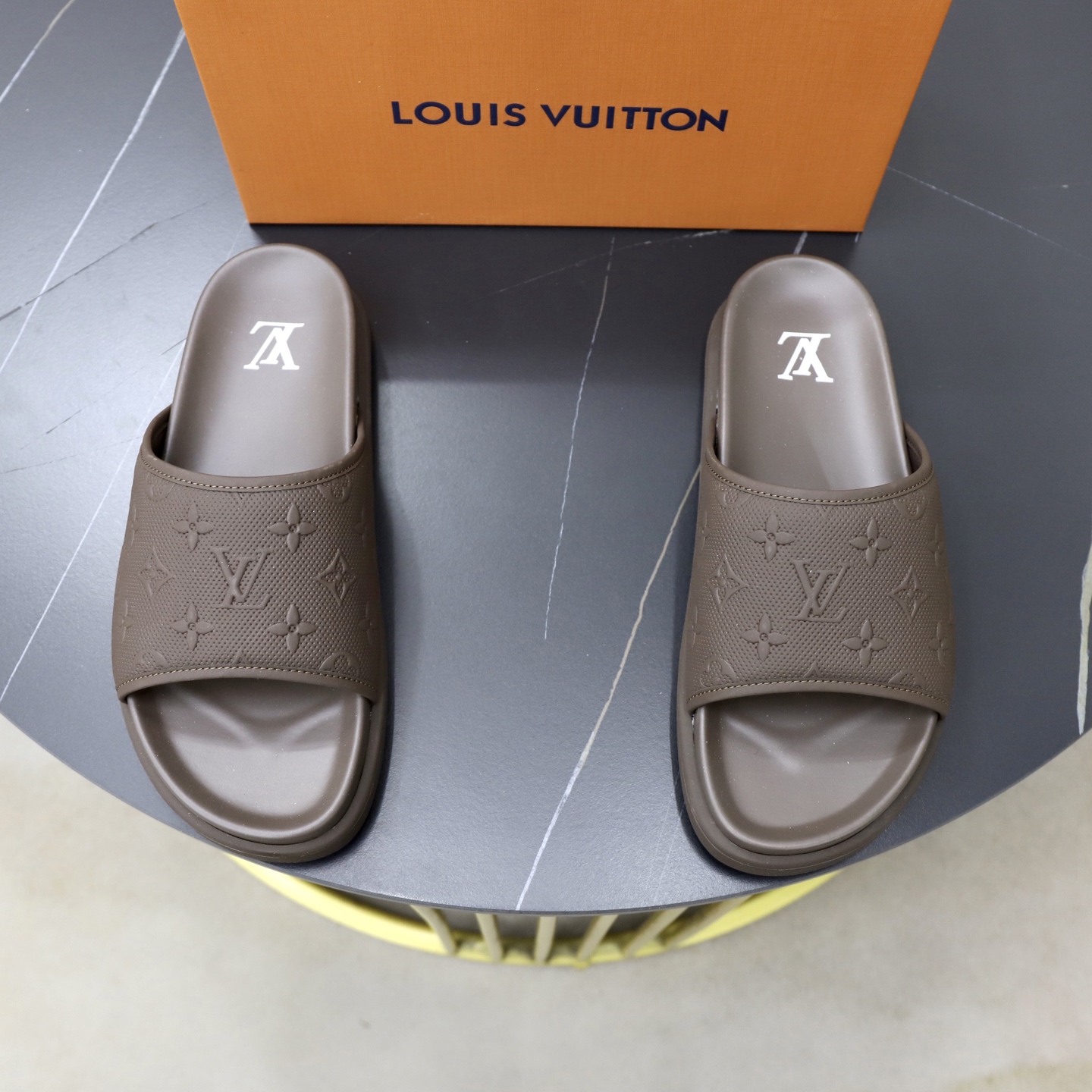 NO:886820,:♂♂♂ Brand LV Louis Vuitton Size 38–44 (45 customized) Level counter Original order Material original upper Wear-resistant, lightweight, soft and comfortable outsole Style category Summer new slippers Young and fashionable Comfortable feet Multi-color options available, louis vuitton, louis vuitton, slippers19860909:♂♂♂ 品牌LV路易威登 码数38–44（45定制） 等级专柜 原单 材料原版鞋面 耐磨轻便柔软舒适大底 款式类别夏季新款拖鞋 年轻时尚 脚感舒适 颜色多色可选,,louis vuitton,louis vuitton,slippers,Men's shoes