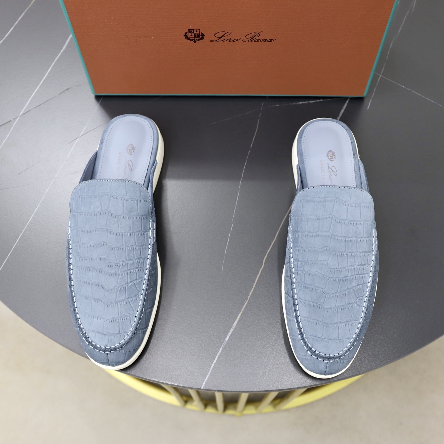 NO:887204,Loro Piana couple's model started on 24th March 2019. Top quality semi-cap toe slippers. Transparent rubber non-slip sole. Imported cowhide surface. Cowhide lining. Hand-stitched thread. Highly configured complete package. Size 38-48. Couple's model. loro piana, slippers, cowhide.19860909Loro Piana情侣款 始于194月24日 顶级 精工制作半包头拖鞋 透明生胶防滑鞋底 进口牛皮面 牛皮里 手工缝制线 高配置全套包装 码数38–48情侣款,,loro piana,slippers,cowhide,Men's shoes
