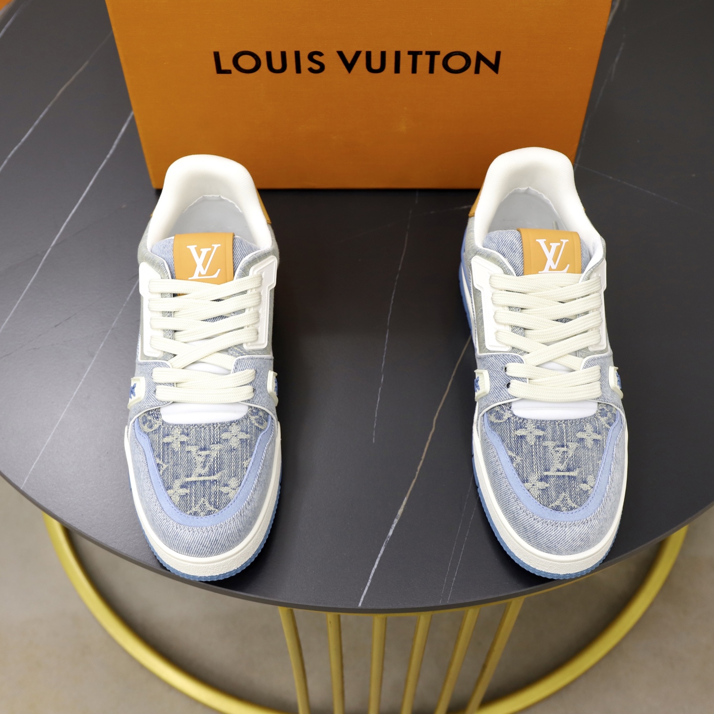 NO:887155,Top purchasing agent for couples. New products of casual shoes for street men are coming. Super popular and popular models are synchronized with the counter. The uppers are made of original denim fabric imported from Italy. High-quality plastic parts mark complex splicing technology. Breathable and comfortable mesh inner pads. Fashionable and cool layout. Fashionista style. Original TPU outsole is specially provided by the factory. Exclusive molded sole is super comfortable. Original factory single goods, high quality. You can enter and exit the counter at will. Welcome to compare. Size 35-45.19860909情侣款顶级代购 路 炸街男神休闲鞋新品来袭超人气爆款专柜同步,鞋面意大利进口原版牛仔布面料,高品质走线塑件标志复杂拼接工艺,透气舒适网布内里垫,时尚炫酷版面潮达人风格,鞋底原厂特供原版TPU大底,独家活动成型底超级舒适,原厂跟单货,高品质,可随意进出专柜,欢迎对比,码数 35-45,,Men's shoes