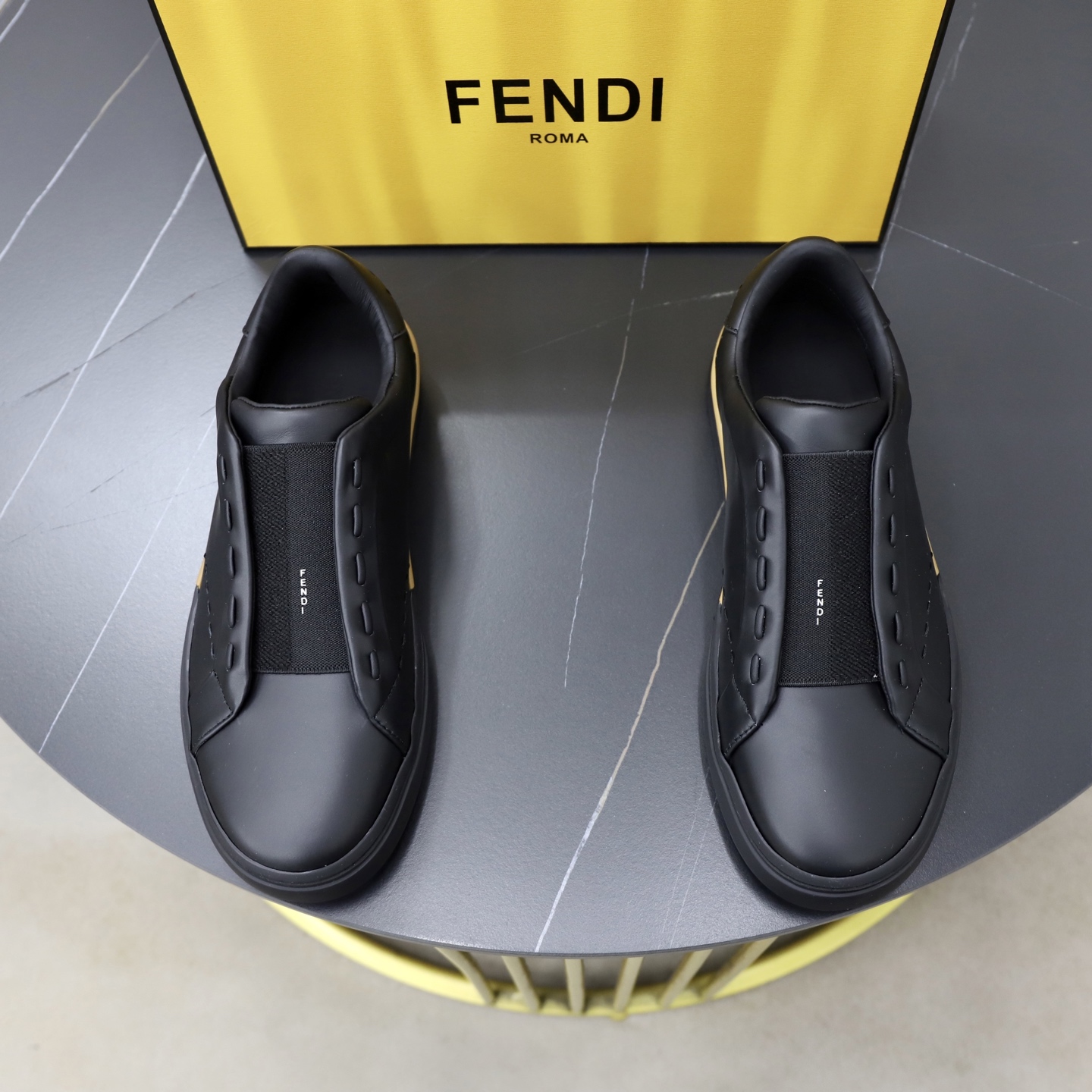 NO:887162,(Top original order) Brand Fendi (FENDI) Size 39-45 Grade original order quality High version Material Imported original cowhide stitching High-quality and comfortable cowhide lining Original TPU lightweight anti-slip outsole Style category: travel fashion casual shoes versatile trend, fendi, fendi, cowhide19860909（顶级原单） 品牌芬迪（FENDI） 尺码39-45 等级原单品质 高版本 材料 进口原版牛皮拼接 优质舒适牛皮内里 原版TPU轻便防滑大底 款式类别: 旅游出行 时尚休闲鞋百搭潮流,,fendi,fendi,cowhide,Men's shoes