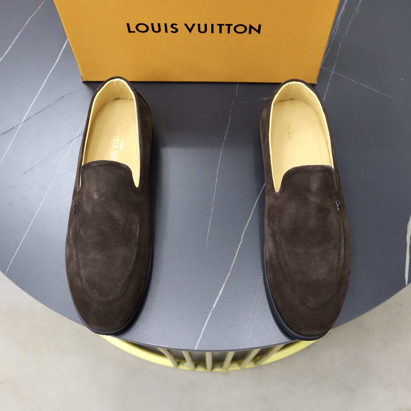NO:887170,♂♂♂ Brand LV Louis Vuitton Standard code 38-44 (45 customized) The same grade as the official website. Material: original cow suede material splicing. Comfortable and breathable cowhide lining. Lightweight and wear-resistant foam outsole. Style category: men's fashionable casual shoes, running, sports shoes, noble luxury brand elements, top luxury, color, actual picture color,, louis vuitton, louis vuitton, sneakers, cowhide19860909♂♂♂ 品牌LV路易威登 标准码38-44（45订做） 等级官网同款 材料原厂牛反绒材料拼接品 舒适透气牛皮内里 轻便耐磨发泡大底 款式类别男士时尚休闲鞋 跑步 运动鞋 尊贵奢侈品大牌元素 顶级奢华 颜色实物图片色,,louis vuitton,louis vuitton,sneakers,cowhide,Men's shoes