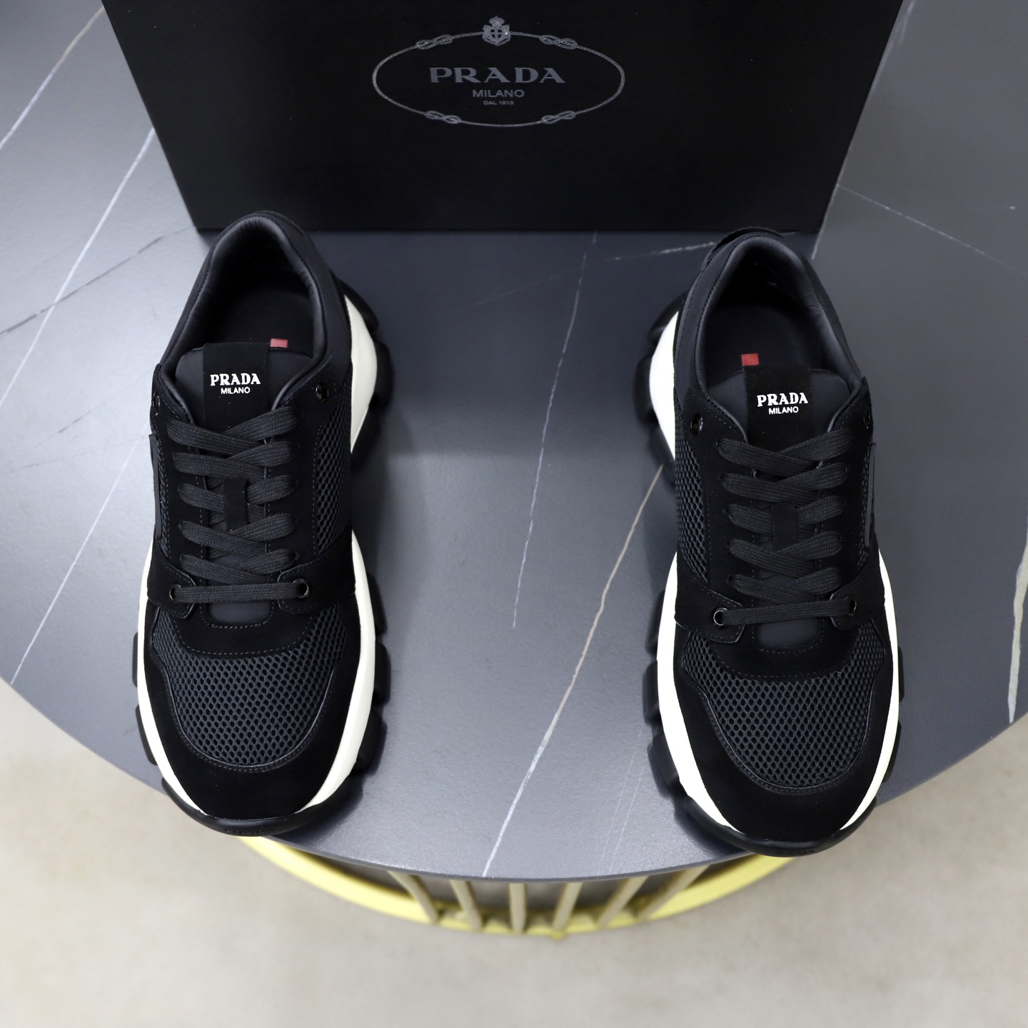NO:887707,Top original brand PRADA (Prada) Standard men's size 39/44 (38, 45 can be customized) Same grade as the official website Material original cowhide stitching Cowhide lining Original combination two-color wear-resistant soft outsole Style category casual sports version Young fashion European and American trend British style Color actual picture color, prada, prada, cowhide19860909顶级原单 品牌PRADA（普拉达） 标准码男码39/44（38、45可以定做） 等级官网同款 材料原版牛皮拼接 牛皮内里 原版组合双色耐磨柔软大底 款式类别休闲运动版 年轻时尚 欧美潮流 英伦风格 颜色实物图片色,,prada,prada,cowhide,Men's shoes
