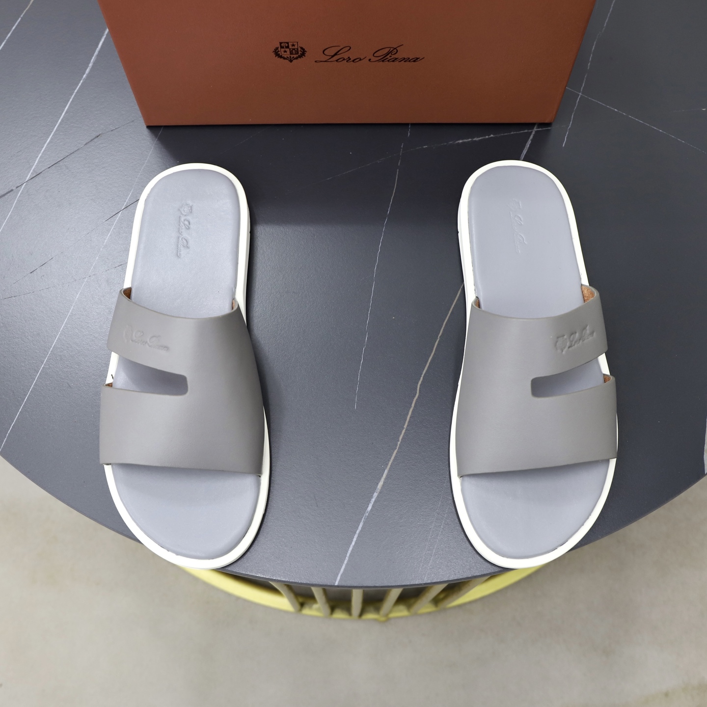 NO:887645,♂♂♂ Brand LP code number 38–44 (45 customized) Level counter Original order Material original upper Wear-resistant, lightweight, soft and comfortable outsole Style category Summer new slippers Young and fashionable Comfortable feet Multi-color optional, loro piana, slippers19860909♂♂♂ 品牌LP 码数38–44（45定制） 等级专柜 原单 材料原版鞋面 耐磨轻便柔软舒适大底 款式类别夏季新款拖鞋 年轻时尚 脚感舒适 颜色多色可选,,loro piana,slippers,Men's shoes