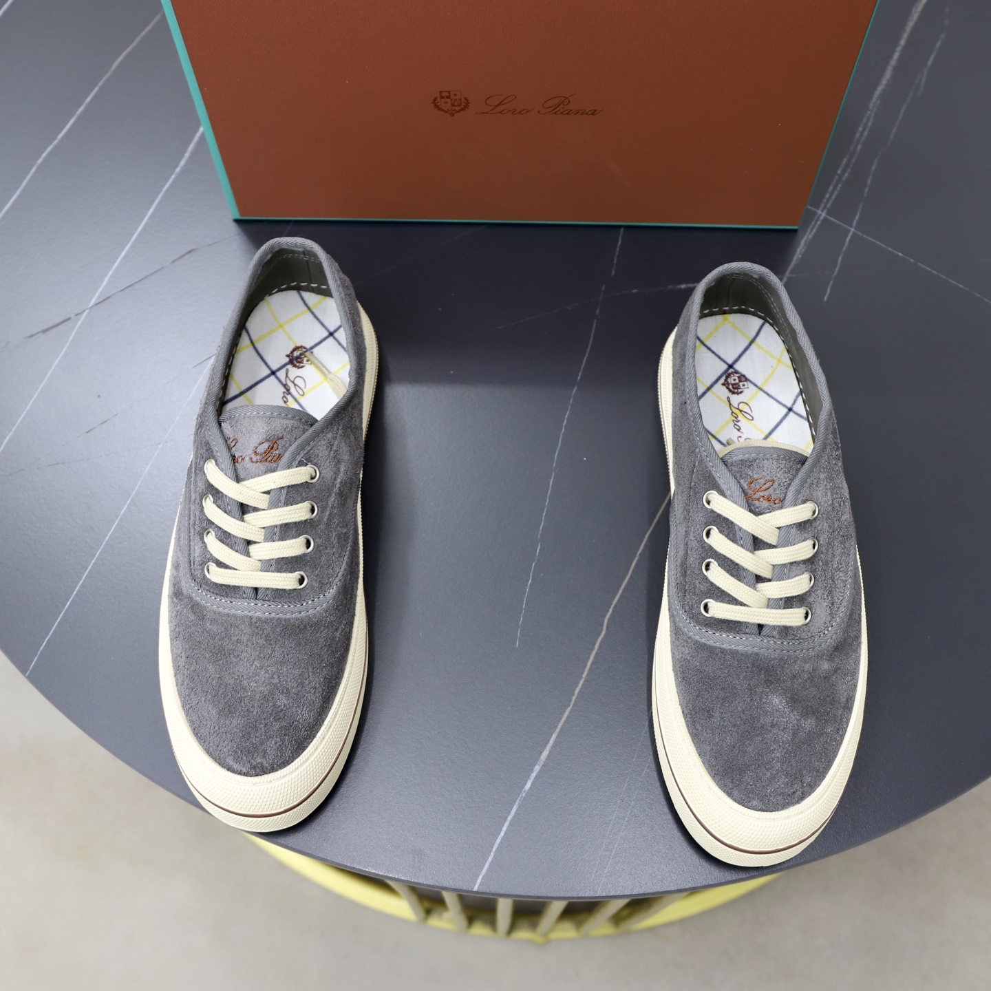 NO:888594,Wang Zha LP's new imported suede cowhide surface, simple design + light and breathable, perfect for daily wear!  The color is fresh and unique, unique, light and comfortable. It looks great with jeans, casual pants or skirts in spring and summer, and easily enhances the look. The shoelaces are also white, and the overall style is simple, refined and fashionable. It is a must-have item for spring and summer!  Fabric: Original imported cow suede, cowhide lining, original molded anti-slip rubber sole, Size: 38-47, full set of packaging, loro piana, skirts, jeans, cowhide19860909王炸款 LP 新品进口反毛牛皮面 简约设计+轻便透气超适合日常穿搭！配色清新独特,别具一格,轻盈舒适,春夏季节随便搭牛仔裤、休闲裤或裙装都很出彩,轻松提升造型感.鞋带也是白色,整体风格简约精致时髦,是春夏百搭必备单品！ 面料:原版进口牛反绒 内里牛皮内里 鞋底原版开模防滑橡胶材质 Size : 38-47 全套包装,,loro piana,skirts,jeans,cowhide,Men's shoes