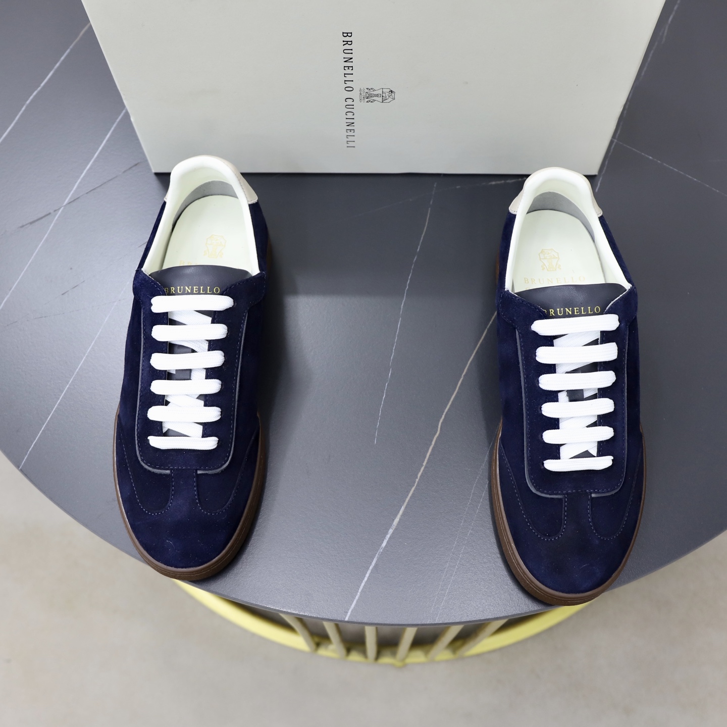 NO:888604,Brunello Cucinelli men's calfskin suede sneakers. Precious materials and craftsmanship complement each other, giving these simple washed suede rubber-soled shoes a contemporary and versatile style. The hand-rubbed grain leather sublimates the charm of the season's rich colors. The leather lining complements the strong and lightweight rubber sole, enhancing the comfort and walking flexibility of the shoe. Size: 39-44 (customized at 38.45.46),, brunello  cucinelli,sneakers,cowhide,chamois leather19860909Brunello Cucinelli男款小牛皮麂皮运动鞋 珍贵材质与手工匠艺相得益彰,赋予这款简约水洗绒面革胶底鞋当代百搭风范.经手工擦皮的粒面皮革升华季节浓郁色彩的魅力,皮革内衬与牢固轻盈橡胶鞋底相得益彰,增强鞋子穿着的舒适与行走灵活性. Size:39-44(38.45.46定制）,,brunello cucinelli,sneakers,cowhide,chamois leather,Men's shoes