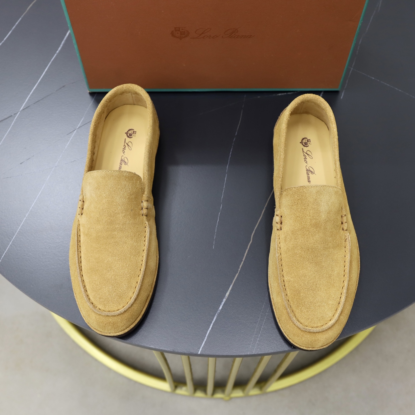 NO:889007,Loropiana LP men's shoes size; 38-44 '45 customized' original cow suede fabric. It is really easy to wear, lazy, loose, casual, perfect comfort, and there are many color choices, and they all look good with clothes. Is it true that Loropiana can bring social value?  “Loropiana is the best thing money can buy”,,loro piana,loro piana19860909Loropiana 诺悠翩雅 LP男鞋 size ；38-44 「45定制」原厂牛反绒面料 真的特别好穿,慵懒、松弛、随性,舒适度满分, 并且颜色的选择很多,搭配衣服也都很好看 都说 Loropiana能带来社交价值是真的吗？ “Loropiana 是能用钱买到的最好的东西”,,loro piana,loro piana,Men's shoes