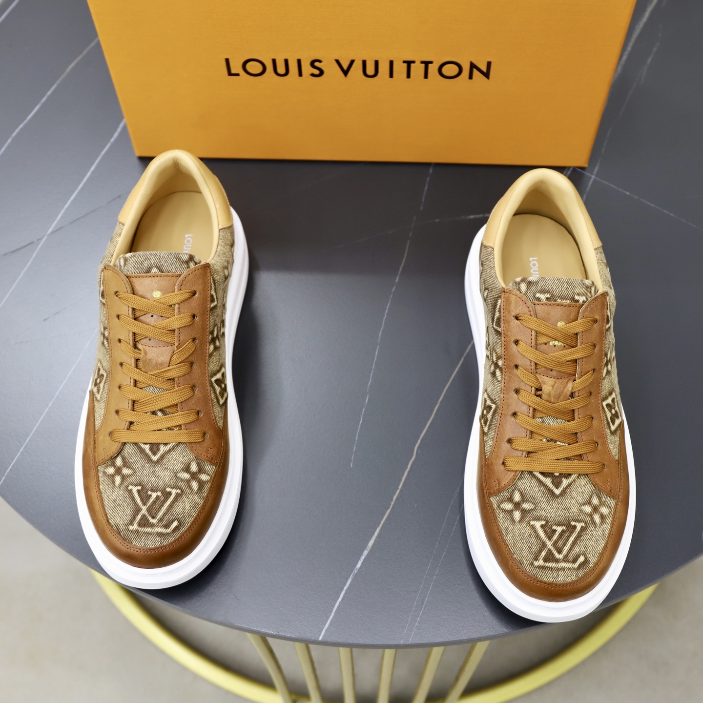 NO:888941,L.V Estate men's classic casual shoes, made of soft cow leather, create a casual and comfortable experience. The strap is decorated with LV letters, and the lightweight rubber outsole is embossed with the Louis Vuitton logo. The main feature is a simple, comfortable, classic and practical item!  size 38-44 (45. Customized) batch,,louis vuitton,louis vuitton,cowhide19860909L.V Estate男士经典休闲鞋,取材柔软牛皮革,营造休闲舒适体验.饰带点缀 LV 字母装饰,轻质橡胶外底压印路易威登标识.主打一个简约舒适,经典实穿单品！ size 38-44（45.定做） 批,,louis vuitton,louis vuitton,cowhide,Men's shoes