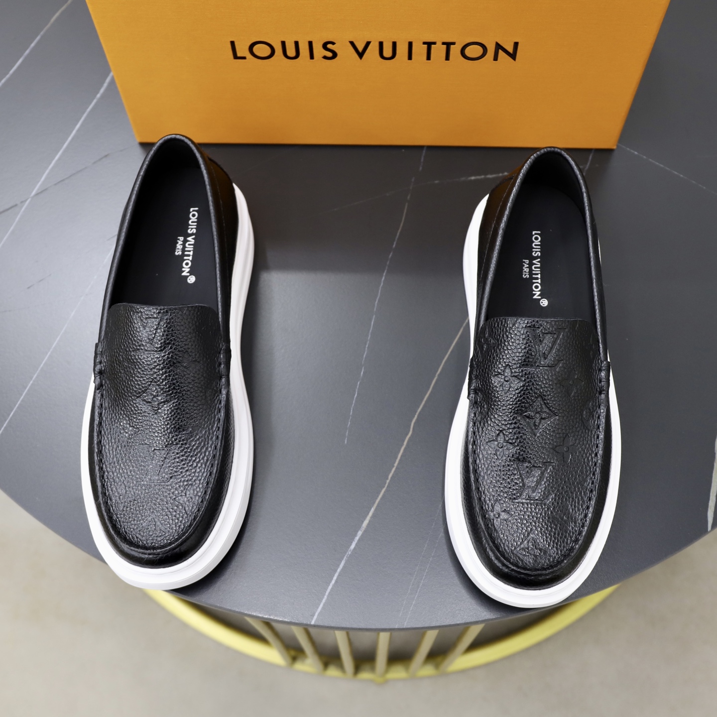 NO:888951,L.V Estate men's classic casual loafers, made of soft cow leather, create a casual and comfortable experience. The strap is decorated with LV letters, and the lightweight rubber outsole is embossed with the Louis Vuitton logo. The main focus is a simple, comfortable, classic and practical item!  size 38–44 (45.46 customized) batch,,louis vuitton,louis vuitton,loafers,cowhide19860909L.V Estate男士经典休闲乐福鞋,取材柔软牛皮革,营造休闲舒适体验.饰带点缀 LV 字母装饰,轻质橡胶外底压印路易威登标识.主打一个简约舒适,经典实穿单品！ size 38–44（45.46定做） 批,,louis vuitton,louis vuitton,loafers,cowhide,Men's shoes