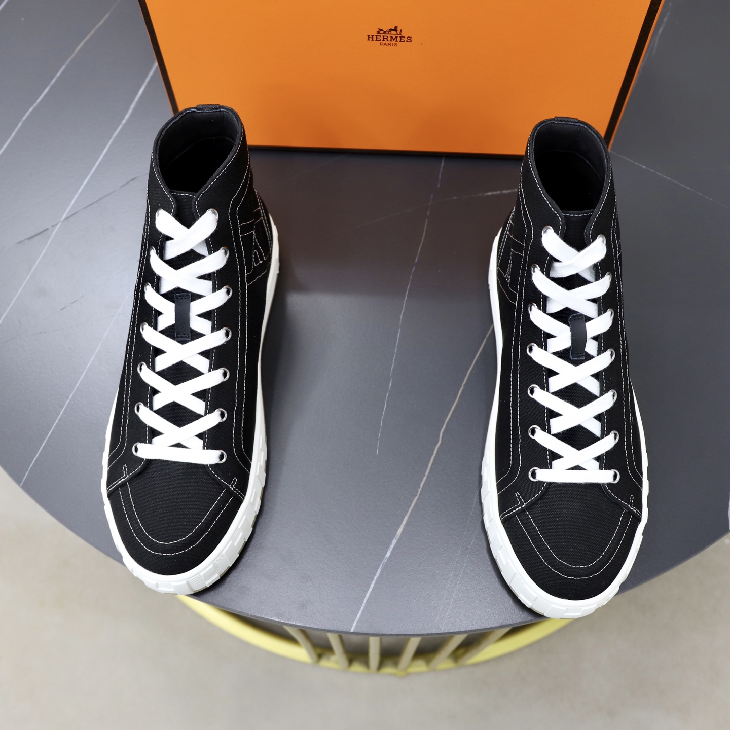 NO:898061,Batch Hermes/Hermes Maxi series Chinese canvas shoes official website updated simultaneously!  Hermès high-top canvas sneakers, which are popular this season, reshape the trendy silhouette of retro workwear. The neat straight high-top shoe shape modifies the ankle line. Cotton canvas upper. Standard sports version.  Clean top lines outline the brand's geometric logo, and the iconic H-pattern embossed rubber thick sole is paired with a lightweight rubber sole with a built-in heightening buff, taking into account both comfort and recognition. The mid-top version combines street and light luxury tones, allowing fashionistas to unlock multiple matching ideas. Workwear-style leggings are casual and lazy, with wide legs.  The trousers are mixed and matched to give a relaxed and luxurious feel, and the shorts are exposed to the ankles to create a refreshing and youthful look. Whether it is daily travel, weekend shopping or short trips, a pair can hold a variety of looks. It is low-key and conceals the brand texture. It is the must-have canvas shoe of the year that combines trendy appearance and practical wear. Comes with a full set of packaging!  Size 39-40-41-42-43-44 Standard leather shoe size (38/45/46 can be customized without return or exchange) Item No. H261859 Black,,hermes,hermes,shorts19860909批 Hermes/爱马仕 Maxi系列中邦帆布鞋 官网同步更新！ 本季出圈的Hermès高帮帆布板鞋,重塑复古工装潮流轮廓,利落直筒高帮鞋型修饰脚踝线条 棉质帆布鞋面 标准运动版型 利落明线勾勒品牌几何标识,标志性H纹压纹橡胶厚底,搭配轻盈橡胶鞋底,自带增高buff,兼顾舒适踩感与辨识度.中帮版型兼顾街头与轻奢调性,潮人解锁多元搭配思路工装风束脚裤随性慵懒,阔腿西裤混搭穿出松弛轻奢感,短裤露踝打造清爽少年感.不管日常出行、周末探店还是短途出游,一双就能hold住多种造型,低调暗藏品牌质感,是兼顾潮流颜值与实穿度的年度刚需帆布鞋.配全套包装！ 尺码39-40-41-42-43-44 标准皮鞋尺码（38/45/46可定做不退不换） 货号H261859 黑色,,hermes,hermes,shorts,Men's shoes