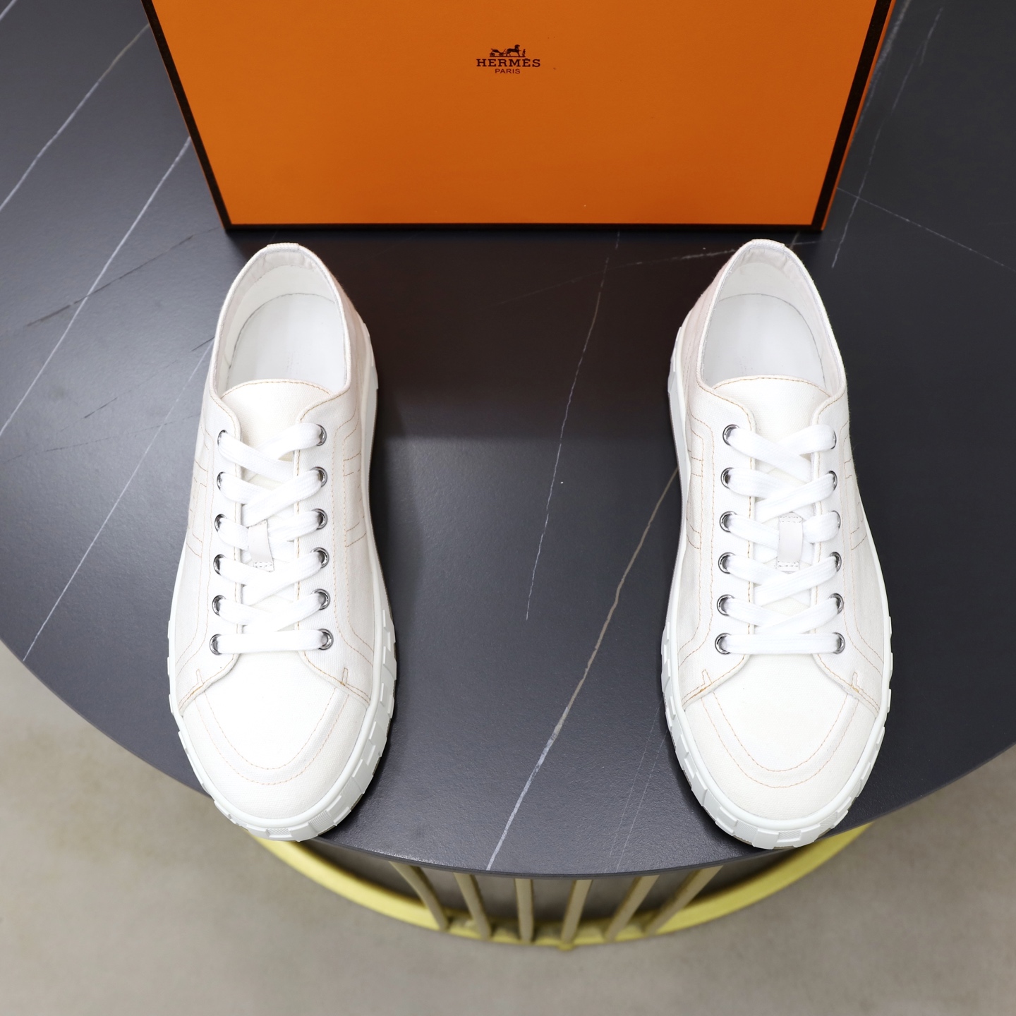 NO:898064,Batch Hermes/Hermès Maxi series low-top canvas shoes official website updated simultaneously!  Hermès' new low-top canvas shoes are now on the shelves. The simple low-top shoes are refreshing and neat, perfectly exposing the ankles, visually elongating the leg proportions, and can be easily controlled by all kinds of leg shapes. The upper is made of breathable and wear-resistant canvas material, with exquisite top-line embroidery outlining the brand's iconic pattern, making it highly recognizable; the thick rubber sole is covered with classic H patterns, slightly increased, and the foot feels good.  Soft and waxy, there is no pressure for long-term commuting. The low-top version is suitable for a variety of dressing styles, casual pants are casual for everyday use, wide-leg pants are mixed with light luxury textures, and shorts are refreshing and youthful. The big-name workmanship details are in place, and it comes with original shoe box bags. It is decent for daily wear or gift giving. It is fashionable and versatile, and can be worn repeatedly all year round. Comes with a full set of packaging!  Size 39-40-41-42-43-44 Standard leather shoe size (38/45/46 can be customized without return or exchange) Item No. H261858 Black,,hermes,hermes,shorts19860909批 Hermes/爱马仕 Maxi系列低邦帆布鞋 官网同步更新！ 爱马仕新款低帮帆布鞋重磅上架,简约低帮鞋型清爽利落,完美露出脚踝,视觉拉长腿部比例,各类腿型都能轻松驾驭.鞋面选用透气耐磨帆布材质,精致明线刺绣勾勒品牌标志性图案,辨识度拉满；厚底橡胶布满经典H纹路,轻微增高,脚感软糯,久走通勤毫无压力.低帮版型适配多种穿搭风格,休闲裤随性日常,阔腿裤混搭轻奢质感,短裤清爽少年感十足.大牌做工细节到位,配套原装鞋盒布袋,自留日常穿、送礼都体面,潮流百搭不挑人,一年四季都能反复上脚.配全套包装！ 尺码39-40-41-42-43-44 标准皮鞋尺码（38/45/46可定做不退不换） 货号H261858 黑色,,hermes,hermes,shorts,Men's shoes