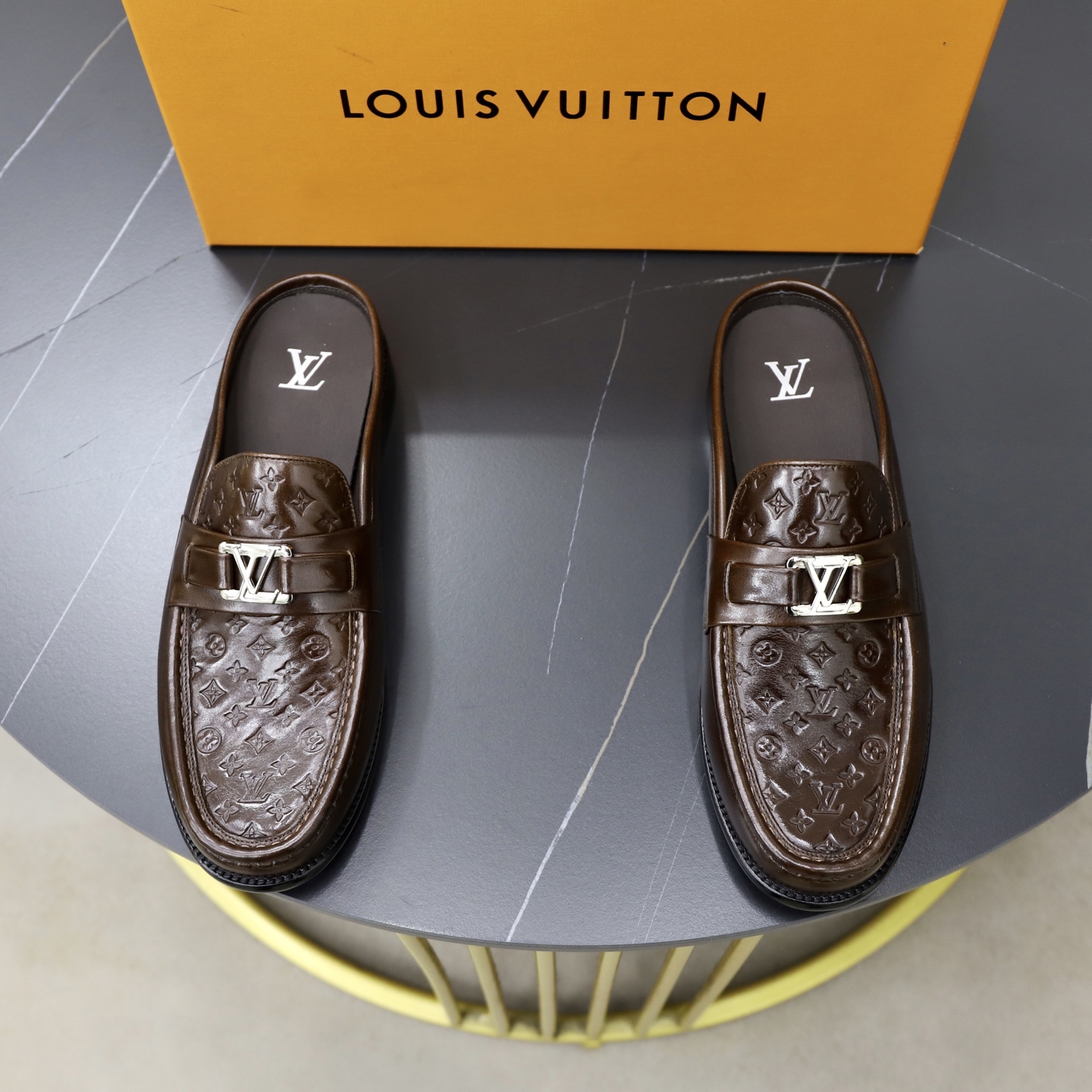 NO:898067,LV's high-end men's half-flop, the upper is handmade with imported high-density fabric, Italian leather outsole, luxury materials imported fetal cow lining, low-key and luxurious in one!  Size38-44 (45/46 customized),,louis vuitton,Leather soles19860909LV家高端男士半拖,鞋面选用进口高密度布料纯手工制作,意大利真皮大底、奢侈用料进口胎牛内里 低调与奢华与一体 ！Size38-44（45/46定做）,,louis vuitton,Leather soles,Men's shoes