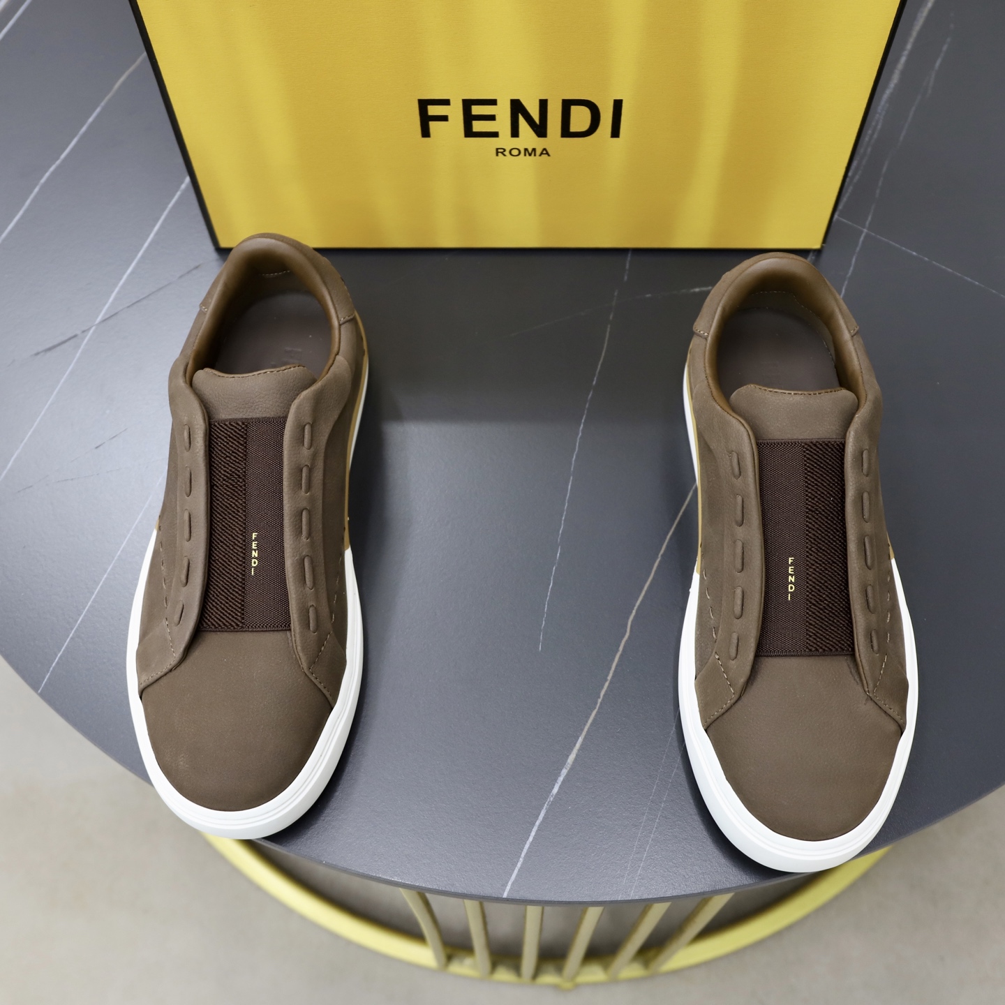 NO:898073,(Top original order) Brand Fendi (FENDI) Size 39-45 Grade original order quality High version Material Imported original cowhide stitching High-quality and comfortable cowhide lining Original TPU lightweight anti-slip outsole Style category: travel fashion casual shoes versatile trend, fendi, fendi, cowhide19860909（顶级原单） 品牌芬迪（FENDI） 尺码39-45 等级原单品质 高版本 材料 进口原版牛皮拼接 优质舒适牛皮内里 原版TPU轻便防滑大底 款式类别: 旅游出行 时尚休闲鞋百搭潮流,,fendi,fendi,cowhide,Men's shoes