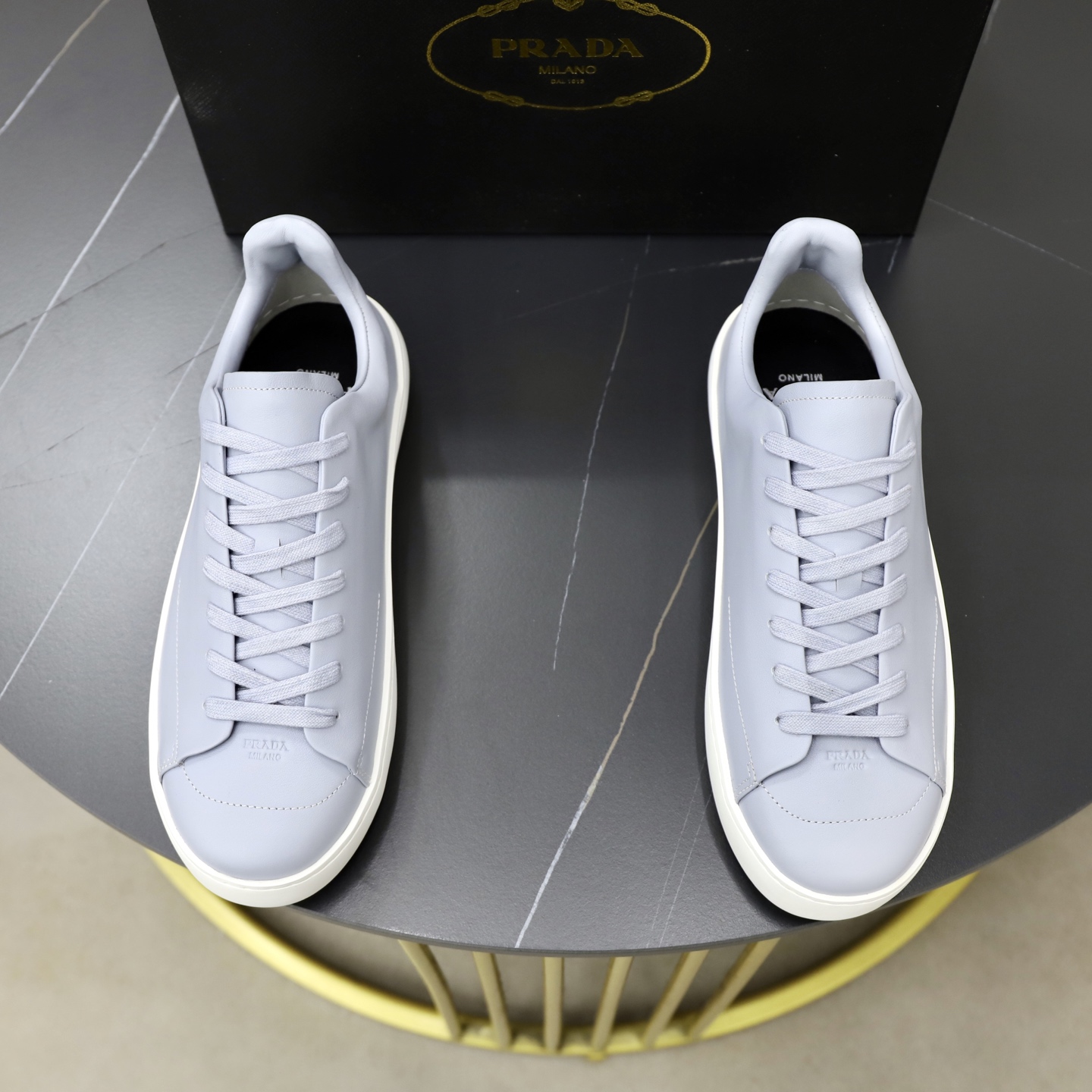 NO:898247,Prada/Prada men's Court leather sneakers are shipping for the first time!  Top-notch products produced in Wanguan!  The design of this sneaker captures the essence of modern style, combining sports functionality with simple elegance. It is made of imported calfskin, with tonal lace details to create a smooth and unified visual effect. The outside of the shoe is decorated with a simple but highly recognizable triangle logo geometric shape, and the toe is embossed with Prada  Milano logo, with about 4.5cm flexible rubber outsole, logo details on the heel, geometric pattern texture on the bottom, non-slip and wear-resistant, full cowhide lining design with removable logo fabric feet, light and breathable!  Comes with full set of original packaging dust bag!  Size 39-40-41-42-43-44-45 standard leather shoe size, prada, prada, sneakers, cowhide19860909Prada/普拉达 男士Court皮革运动鞋首发出货！莞产顶级精品！ 这款运动鞋的设计捕捉了现代风格的精髓,结合运动功能性与简约高雅.采用进口小牛皮打造,同色系系带细节打造流畅统一的视觉效果,鞋身外侧饰有简洁却极具辨识度的三角标识几何造型,鞋头压印Prada Milano徽标,搭配约4.5cm柔韧橡胶大底,后跟饰以徽标细节,底部配有几何图案纹路,防滑又耐磨,全牛皮内衬设计配以可拆卸徽标织物垫脚,上脚轻盈透气！配全套原包装防尘袋！ 尺码39-40-41-42-43-44-45 标准皮鞋尺码,,prada,prada,sneakers,cowhide,Men's shoes