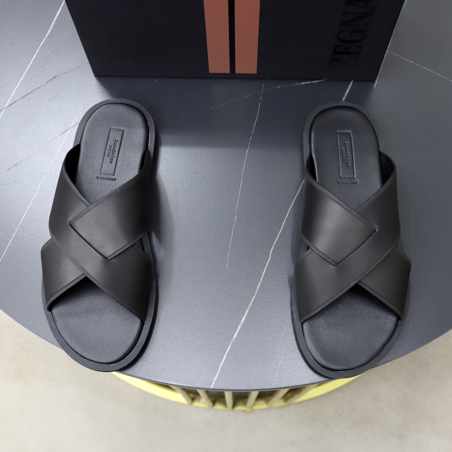 NO:929949,:♂♂♂ Brand Zegna Size 39-44 (customized for 45, 46) Level counter Original order Material original upper Wear-resistant, lightweight, soft and comfortable outsole Style category Summer new slippers Young and fashionable Comfortable feet Multi-color optional,,zegna,slippers19860909:♂♂♂ 品牌杰尼亚 码数39-44（45、46定制） 等级专柜 原单 材料原版鞋面 耐磨轻便柔软舒适大底 款式类别夏季新款拖鞋 年轻时尚 脚感舒适 颜色多色可选,,zegna,slippers,Men's shoes