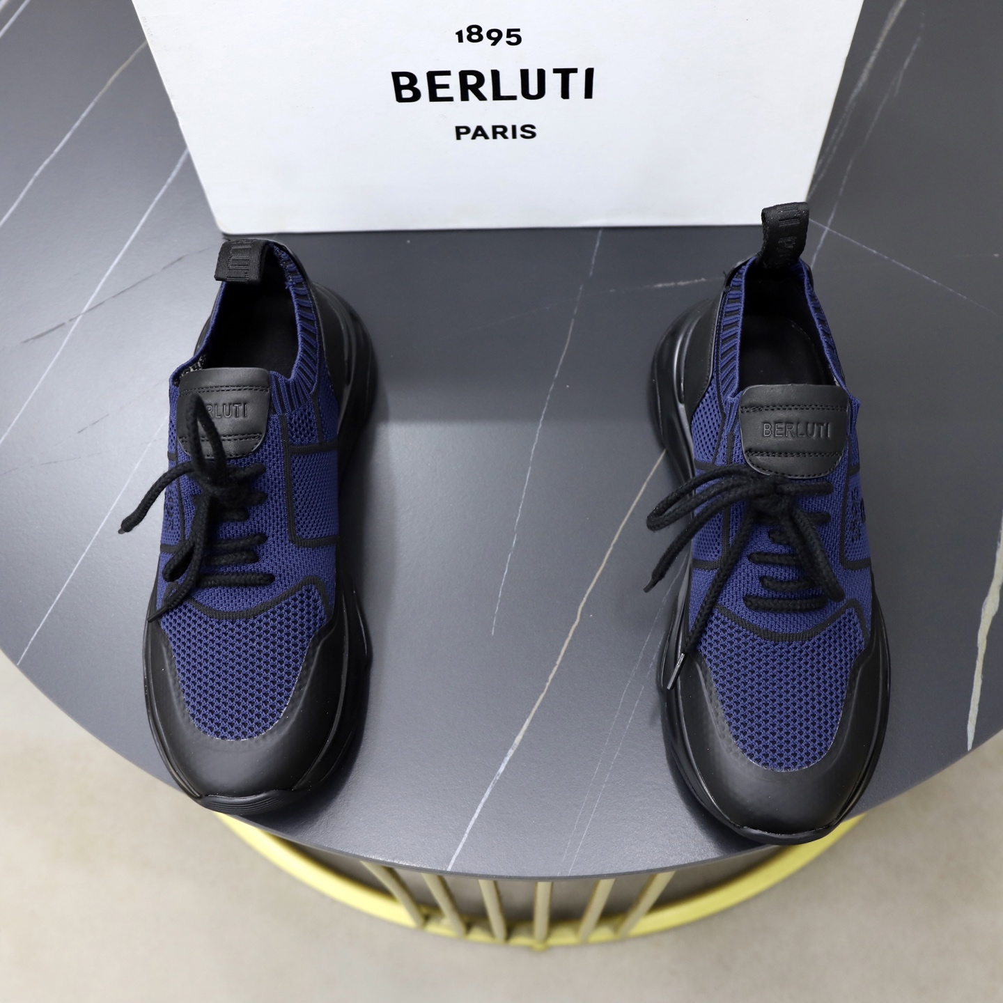 NO:929981,Berluti's new fly-knit leather men's sneakers. These sneakers use a honeycomb knitted upper texture and are wrapped in calf leather at the heel. They are effectively breathable, structurally stable, and extremely comfortable. You won't feel tired no matter how you wear them!  The fly-woven upper is wide and stylish, providing good support for the foot. It has an unlined design and the toe and heel are reinforced, which not only ensures breathability but also increases the durability of the shoe!  Equipped with an embossed logo padded insole and a lightweight, flexible TPU contrasting color non-slip and wear-resistant sole, the upper is versatile and casual, comfortable and breathable!  Comes with full set of original packaging dust bag!  Code number 38-39-40-41-42-43-44 (4546 can be customized),,sneakers,cowhide19860909Berluti布鲁提新款飞织皮革男士运动鞋 这款运动鞋采用蜂窝状针织鞋面纹理,后跟小牛皮革包裹,有效透气、结构稳定,极致舒适,怎么穿都不会累！飞织鞋面挺阔有型,为足部提供良好的支撑,无内衬设计,鞋头及后跟做了加固,既保证了透气性,又增加了鞋子的耐用性！搭配压纹徽标衬垫内底,轻盈柔韧TPU撞色防滑耐磨鞋底,上脚百搭休闲,舒适透气！配全套原包装防尘袋！ 码数38-39-40-41-42-43-44（4546可定做）,,sneakers,cowhide,Men's shoes