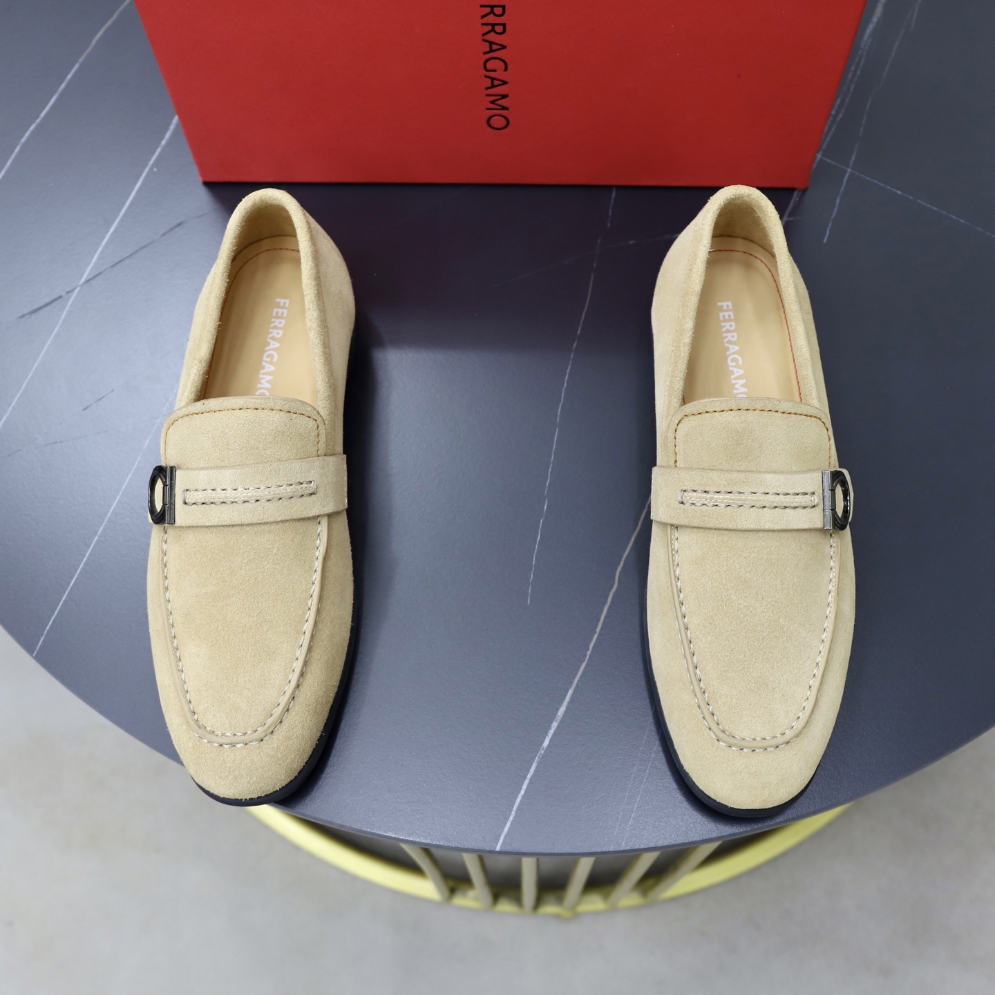 NO:929988,【Ferragamo】The new Ferragamo Gancini men’s leather loafers are now available!  This Gancini loafer is made of soft pebbled cow leather/cross-grained cow leather, with fine and deep texture, showing a formal style. The back of the shoe is decorated with a stitched saddle strap, the side is decorated with titanium Gancini buckles, and the rubber sole is equipped with anti-slip rubber nails. It is lined with high-quality calf leather and is authentic  Leather removable soft-soled insole, stitched edge decoration, white Ferragam printed letter logo badge details. Encrypted western-style stitching on the toe interface, and baked edge processing details, showing a beautiful custom style. See pictures for more details. The actual style is awesome. It is highly recommended to buy it. It comes with a full set of packaging!  Size 39-40-41-42-43-44 leather shoe size (38.45.46 can be customized),,ferragamo,ferragamo,loafers,cowhide19860909【Ferragamo】菲拉格慕 Gancini男士皮革乐福鞋新款出货！ 此款Gancini乐福鞋选用柔软的荔枝纹牛皮革材质/十字纹牛皮革,纹理细腻深邃,尽显正装风范.鞋背饰有缝线鞋鞍饰带,侧面缀饰钛金属色Gancini扣饰,橡胶鞋底配以防滑橡胶钉.甄选优质小牛皮内衬,真皮可抽卸软底鞋垫,缝线包边装饰,白色Ferragam印刷字母logo徽章细节.鞋头接口出有加密西部风格缝线,焗边工艺处理细节,尽显美观定制风格,更多细节见图片,实物超赞款式,强力推荐入手,配全套包装！ 尺码39-40-41-42-43-44皮鞋尺码（可定制38.45.46）,,ferragamo,ferragamo,loafers,cowhide,Men's shoes