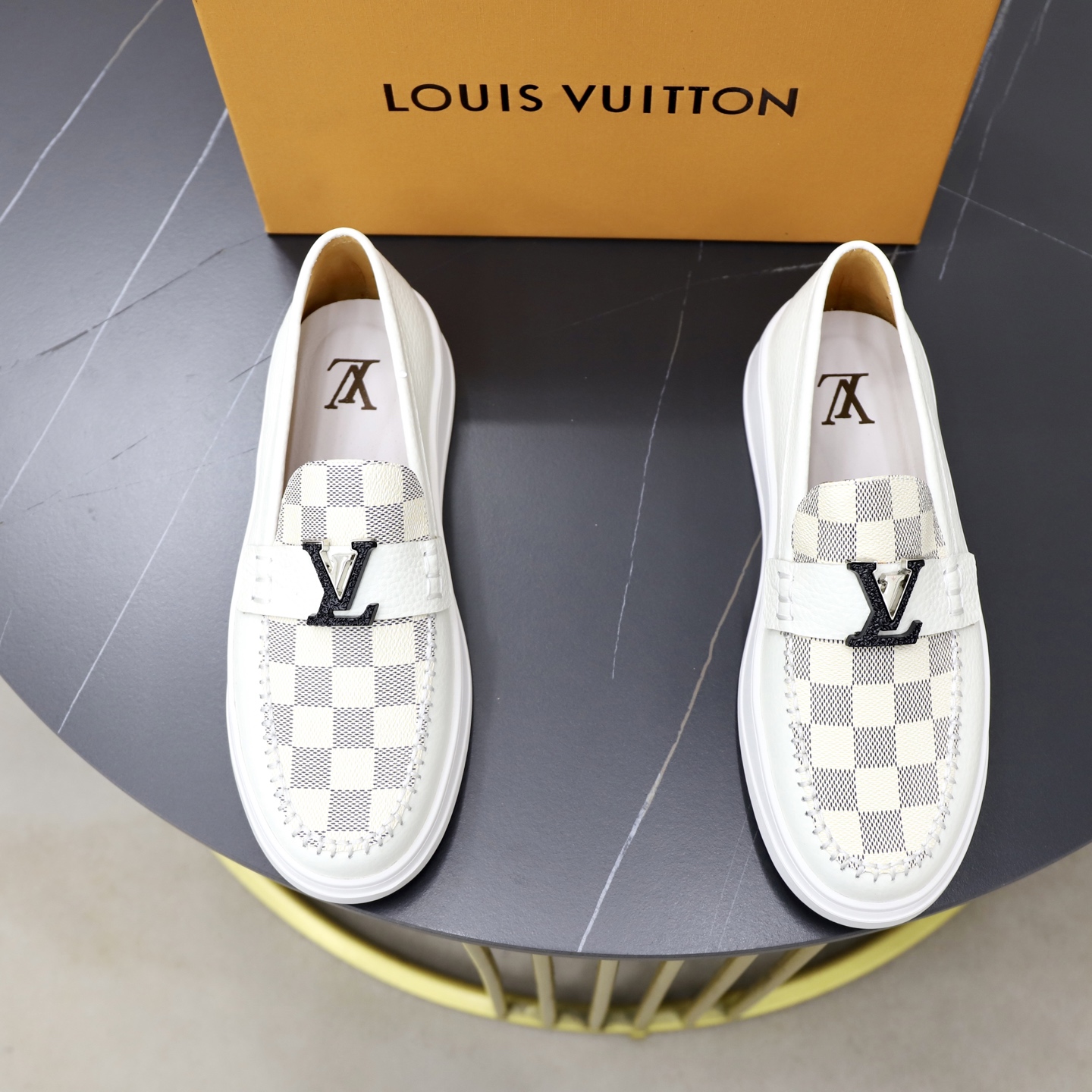 NO:930402,Brand [LOUIS VUITTON] LV. Louis Vuitton Material Original factory cowhide surface Original plate outsole Comfortable pigskin lining Style type casual sports sneakers Level counter quality Top original order Color actual picture color Code number 38–44 (45 customized),, louis vuitton, louis vuitton, louis vuitton, cowhide19860909品牌【LOUIS VUITTON】LV.路易威登 材质 原工厂牛皮面 原板大底 舒适猪皮内里 款式类型休闲运动 板鞋 等级专柜品质 顶级原单 颜色实物图片色 码数38–44（45定制）,,louis vuitton,louis vuitton,louis vuitton,cowhide,Men's shoes