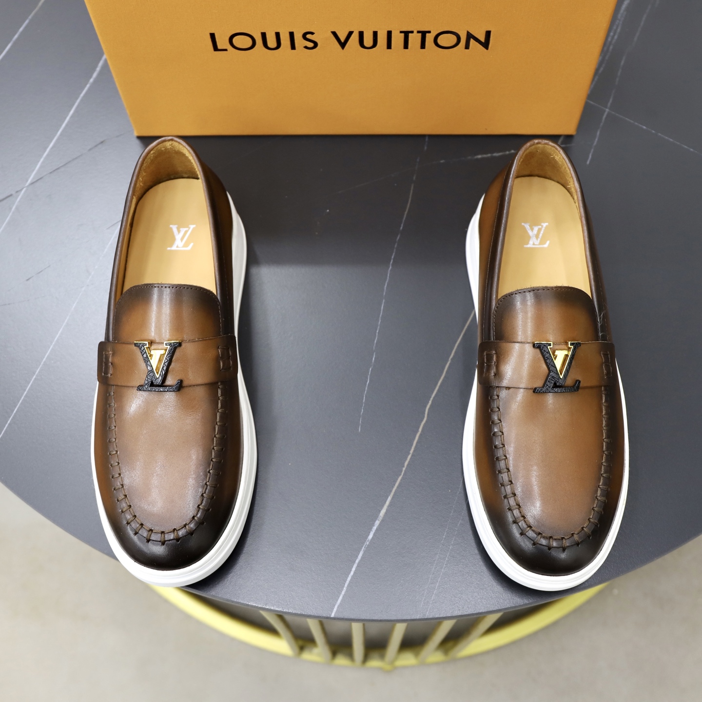 NO:930411,Cowhide lining Brand [LOUIS VUITTON] LV. Louis Vuitton Material Original factory cowhide surface Original rubber outsole Comfortable cowhide lining Style type casual sports sneakers Level counter quality Top original order Color actual picture color Code number 38–44 (45,46 customized),, louis vuitton, louis vuitton, louis vuitton, cowhide19860909牛皮内里 品牌【LOUIS VUITTON】LV.路易威登 材质 原工厂牛皮面 原板橡胶大底 舒适牛皮内里 款式类型休闲运动 板鞋 等级专柜品质 顶级原单 颜色实物图片色 码数38–44（45,46定制）,,louis vuitton,louis vuitton,louis vuitton,cowhide,Men's shoes