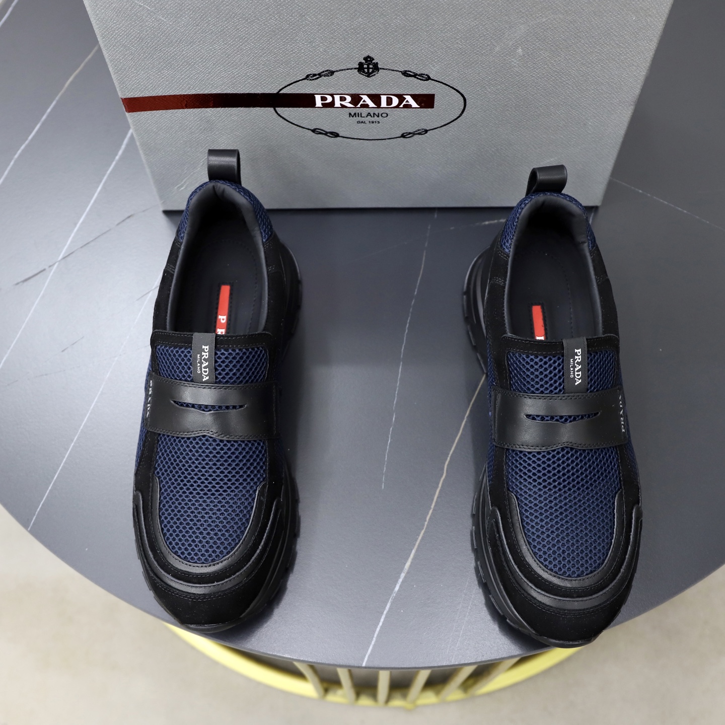 NO:930431,Top original brand PRADA (Prada) Standard men's size 38/44 (45 can be customized) The same grade as the official website Materials original cowhide surface splicing Cowhide lining Original wear-resistant soft outsole Style category Casual sports shoes Young fashion European and American trends British style Color Actual picture color, prada, prada, sneakers, cowhide19860909顶级原单 品牌PRADA（普拉达） 标准码男码38/44（45可以定做） 等级官网同款 材料原版牛皮面拼接 牛皮内里 原版耐磨柔软大底 款式类别休闲运动鞋 年轻时尚 欧美潮流 英伦风格 颜色实物图片色,,prada,prada,sneakers,cowhide,Men's shoes