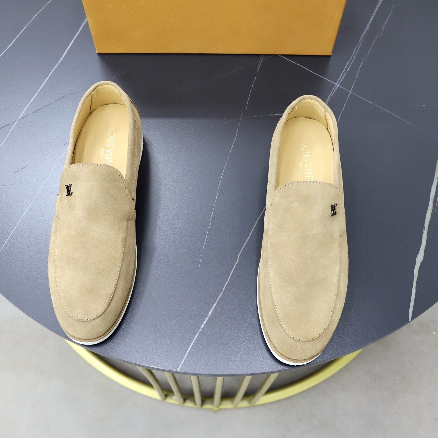 NO:930551,♂♂♂ Brand LV Louis Vuitton Standard code 39-44 (45 customized) The same grade as the official website. Material: original cow suede material splicing. Comfortable and breathable cowhide lining. Lightweight and wear-resistant foam outsole. Style category: men's fashion casual shoes, running, sports shoes, distinguished luxury brand elements, top luxury, color, actual picture color, louis vuitton, louis vuitton, sneakers, cowhide19860909♂♂♂ 品牌LV路易威登 标准码39-44（45订做） 等级官网同款 材料原厂牛反绒材料拼接品 舒适透气牛皮内里 轻便耐磨发泡大底 款式类别男士时尚休闲鞋 跑步 运动鞋 尊贵奢侈品大牌元素 顶级奢华 颜色实物图片色,,louis vuitton,louis vuitton,sneakers,cowhide,Men's shoes