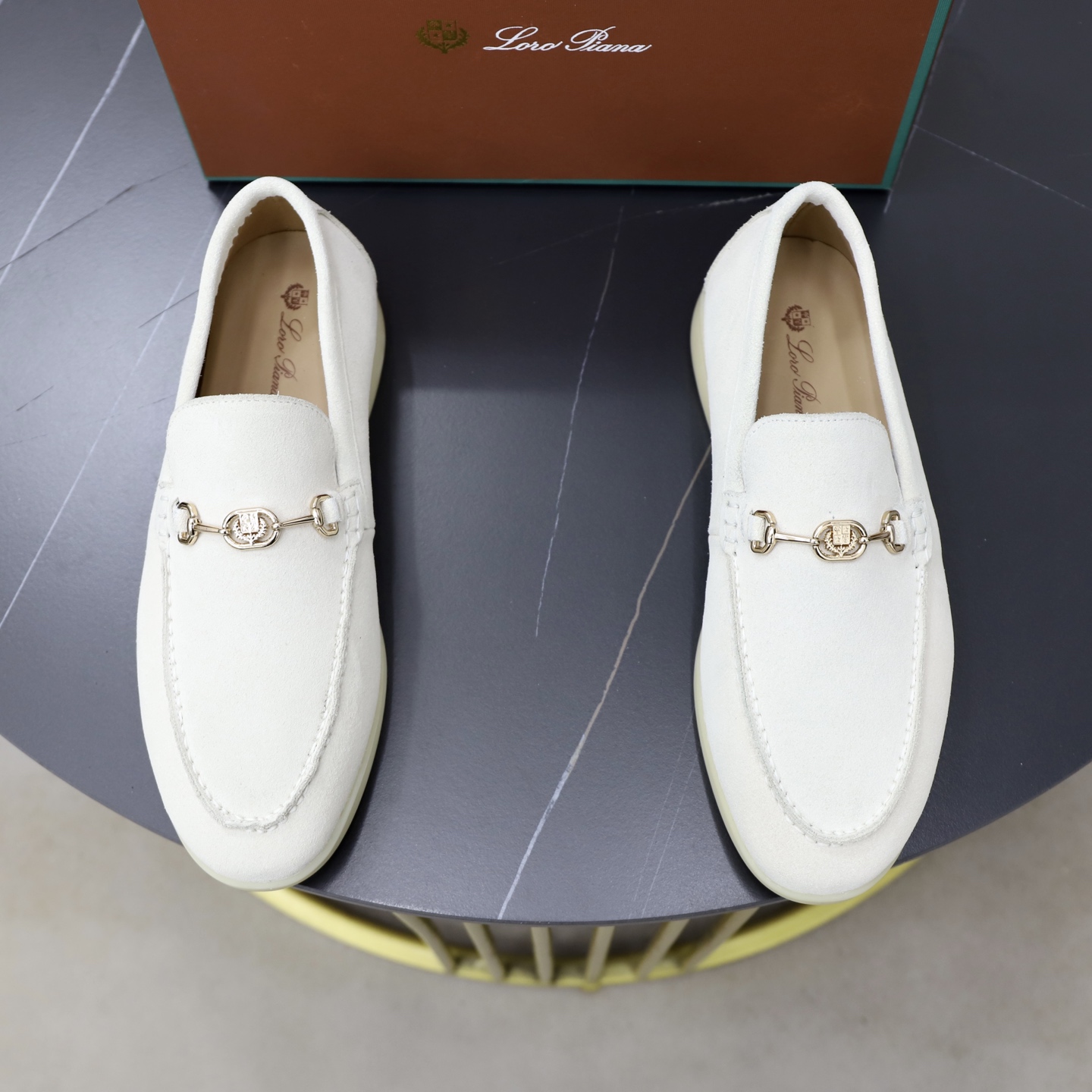 NO:930570,Loropiana LP men's shoes size; 38-44 '4546 customization' original cow suede. They are really easy to wear, lazy, loose, casual, perfect comfort, and there are many color choices, and they all look good with clothes. Is it true that Loropiana can bring social value?  “Loropiana is the best thing money can buy”,,loro piana,loro piana19860909Loropiana 诺悠翩雅 LP男鞋 size ；38-44 「4546定制」原厂牛反绒 真的特别好穿,慵懒、松弛、随性,舒适度满分, 并且颜色的选择很多,搭配衣服也都很好看 都说 Loropiana能带来社交价值是真的吗？ “Loropiana 是能用钱买到的最好的东西”,,loro piana,loro piana,Men's shoes
