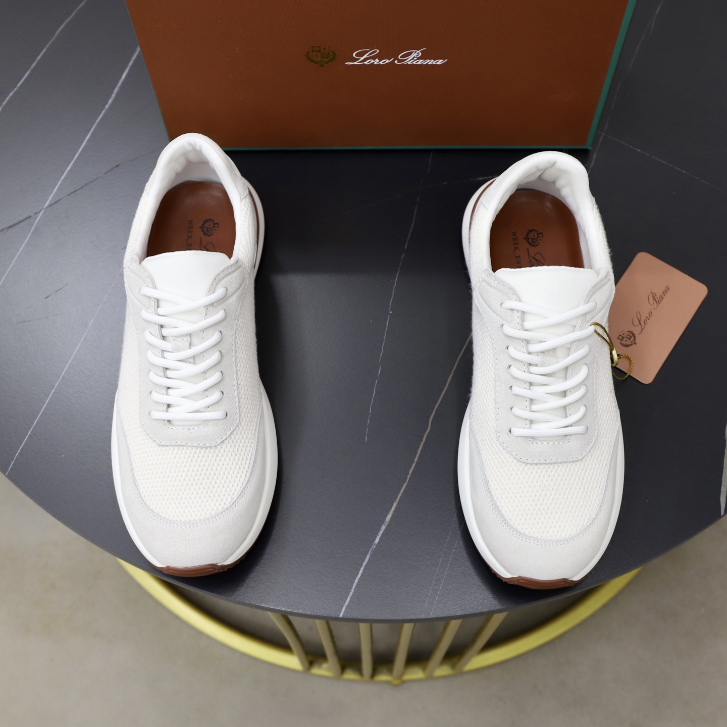 NO:931729,LP's new product Loro Pian * 诺yo * Pian Ya Week End Walk men's mesh cowhide stitching suede casual sports shoes official price RMB, 700  This casual shoe is knitted with Wind fiber, showing a unique three-dimensional effect. The unique version narrows slightly in the mid-section and is embellished with nappa leather details. The lightweight rubber sole and studs on the edges enhance grip and stability, and the functional details full of modern beauty add a sporty style to the shoes. The upper is made of suede and cowhide leather. The lightweight technical material of the Kummel-colored rubber outsole is inlaid with cushioning pads on the inside of the sole to make weight distribution more even and reduce the load during walking.  The leather eyelets are directly set on the upper fixed to the sole to ensure stability. The rear is equipped with a cushion to enhance wearing comfort. It is sold in a complete package at the counter and is available in multiple colors!  Standard counter code number is 39-44# (38, 45.46. Customized, non-refundable), loro piana, loro piana, sneakers, cowhide19860909LP 家新品Loro Pian*诺悠*翩雅Week End Walk 男士网面牛皮拼接翻毛休闲运动鞋 官方售价 RMB ,700 这款休闲鞋采用Wind纤维针织而成,呈现出别致的立体效果,独特的版型在中段轻微变窄,并以纳巴革细节点缀.轻盈橡胶鞋底和边缘的鞋钉增强抓地力和稳定性,充满现代美感的功能细节设计为鞋子平添了运动风格.鞋面使用翻毛拼牛皮工艺 Kummel色橡胶外底的轻盈技术材料鞋底内侧镶嵌着缓冲垫,让重量分配更平均,减轻行进间的负荷 皮革鞋眼直接设于固定在鞋底的鞋面上,以确保稳定性 后部搭配缓冲垫,以提升穿着舒适感,专柜全套包装发售 多色可选！ 标准专柜码数39-44#（38、45.46.定做不退换）,,loro piana,loro piana,sneakers,cowhide,Men's shoes
