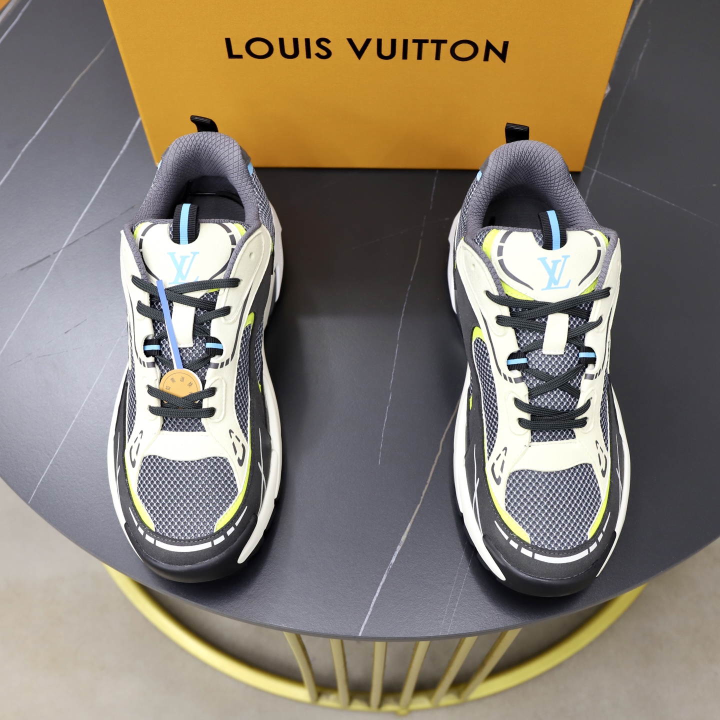 NO:931642,LV Run 2.0 sneakers are made of mesh and cowhide, which are breathable and supportive. Thick rubber soles are cushioned and comfortable, and are suitable for daily wear or light exercise!  The LV logo on the side of the shoe is very recognizable and adds a sense of fashion. The tongue and heel pull tabs are designed to make it easier to put on and take off. The overall design is simple and modern, versatile and not picky in style, making it easy to handle various occasions~ size 38-44 (customized for 45 and 46),, louis vuitton, sneakers, cowhide19860909LV Run 2.0运动鞋,采用网布牛皮拼接,透气又有支撑力.厚橡胶鞋底,缓震舒适,日常穿搭或轻运动都OK！鞋侧LV标志超有辨识度,时尚感拉满.鞋舌和后跟拉环设计,穿脱更方便,整体简约现代,百搭不挑风格,轻松驾驭各种场合～ size38-44（45 46订做）,,louis vuitton,sneakers,cowhide,Men's shoes