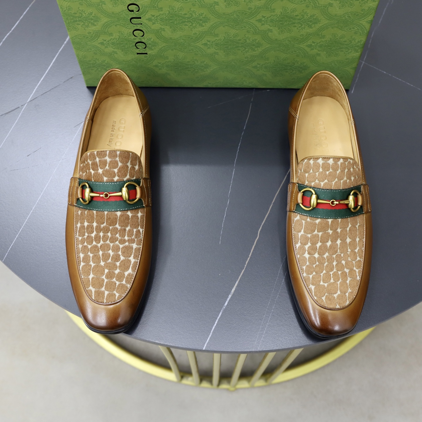 NO:953873,[G U C C＊] Gucci high-quality, top-notch craftsmen's fashionable classic loafers, regular size 38-44 (custom-made at 45.46, ultra-light and comfortable! Designed with single-layer leather! Goods! Top-notch craftsmanship [strong] fully imported original leather from Italy (super strong texture and feel), padded calfskin inside, latex rebound pad, super rebound texture! Private molded raw rubber non-slip outsole!! Super comfortable!  batch,,loafers,cowhide19860909【G U C C＊】古奇 高品质,顶尖工艺品 男士时尚经典乐福鞋 正码38-44（45.46订做 超轻盈舒适！采用单层皮料设计！货！顶级手工艺[强]意大利全面进口原皮(超强质感、手感),内里附垫小牛皮,乳胶回力垫,回弹质感超强！私模生胶防滑大底！！超强舒适感！ 批,,loafers,cowhide,Men's shoes