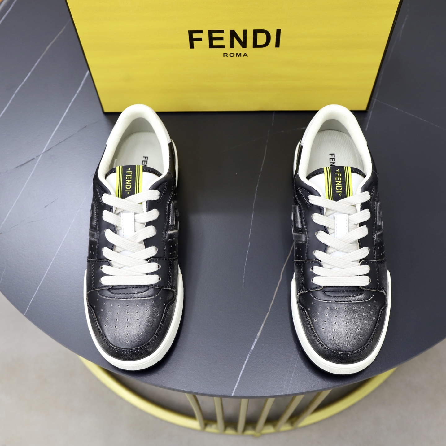 NO:954250,FENDI's new seasonal style for couples, FENDI Match sneakers, off-white suede low-top shoes. Iconic FENDI Match sneakers, with new FENDI Tape on the tongue. Made of off-white suede, with perforations on the toe and sides. Embossed FF logo on the side. Rubber sole with FENDI lettering on the side. A pair of shoelaces of the same color are included in the shoe box. Sizes 35-45 for couples, fendi, sneakers19860909情侣款FENDI当季新款 FENDI Match运动鞋 米白色绒面革低帮鞋 标志性FENDI Match运动鞋,鞋舌饰有全新FENDI Tape饰带. 米白色绒面革材质,鞋头和侧面饰有穿孔.侧面饰有凸纹FF标志.橡胶鞋底,侧面带FENDI字样.鞋盒内附赠一副同色系鞋带. 尺码35-45情侣款,,fendi,sneakers,Men's shoes