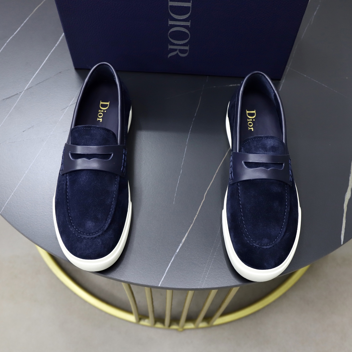 NO:954189,DIOR/Dior men's casual leather shoes are carefully made of imported cowhide. The uppers are decorated with brand buckles, which are unique. The leather texture is excellent, the slip-on design is easy to put on and take off, the dyed calfskin lining, genuine leather feet, standard logo decoration, simple yet elegant, comfortable, lightweight and not tiring. The style is elegant and can be matched with various outfits.  Size39-44 (38.45.46 customized),,dior,dior,cowhide19860909DIOR/迪奥男士休闲皮鞋,采用进口牛皮精心制作,鞋面饰以品牌饰扣装饰,别具一格.皮质质感极好,套穿式一脚蹬设计,易穿脱,本染小牛皮内里,真皮垫脚,标配logo装饰,简约不失大气,舒适度好轻质不累脚,款式优雅,可与各式装扮搭配. Size39-44（38.45.46定制）,,dior,dior,cowhide,Men's shoes