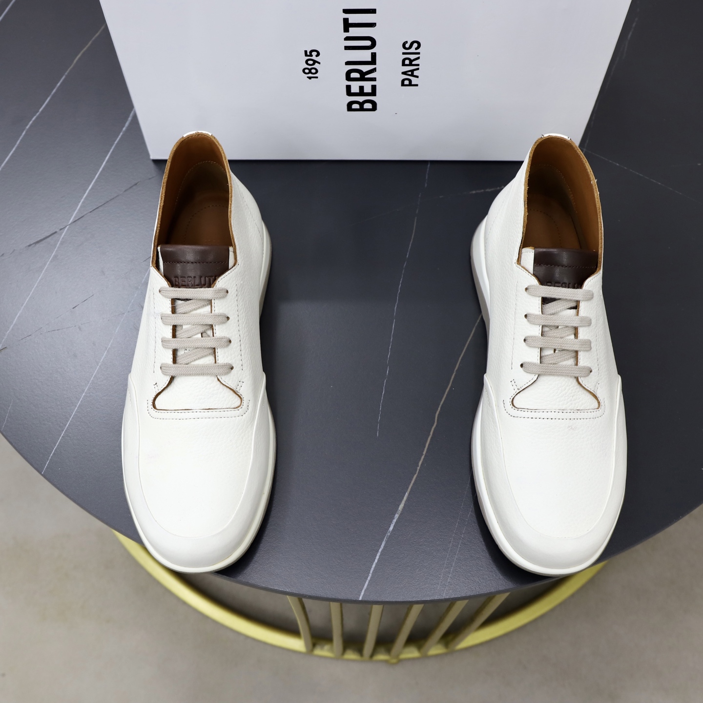 NO:954673,Batch Berluti/Bruti Echappee series derby shoes!  Leather casual shoes  The upper is made of soft pebbled cowhide, with a delicate and soft leather texture. The natural leather has its own warm luster, which is soft and not stiff to the touch. It is not easy to break and become stuffy after being worn for a long time. Simple solid color splicing style design, flip stitching structure and wrapped leather, embellished with B letter brand details, classic round toe design, lace-up closure  Method, the lining is originally dyed high-definition calfskin, the texture of the leather is detailed, the leather holes are even and delicate, and the touch is soft. It is matched with a genuine leather insole with logo details. The raised leather decoration on the heel is eye-catching. It comes standard with a lightweight rubber sole. It is an ideal choice for those who compromise between comfort and style. Comes with a complete package!  Size 39-40-41-42-43-44 leather shoe size (can be customized 38.45.46) Item No. E108Z China brown,,cowhide19860909批 Berluti/布鲁提 Echappee系列德比鞋 ！ 此款皮革休闲鞋 鞋面甄选柔软荔枝纹牛皮,皮料肌理细腻柔和,天然皮革自带温润光泽,触感柔韧不生硬,久穿不易折裂闷脚.简约纯色拼接风格设计,翻转缝制构造与包边皮革,点缀以B字母品牌细节,经典圆头设计,系带开合方式,内里本染高定小牛皮,皮料质感看细节,皮孔均匀细腻,触感柔和,搭配真皮鞋垫logo徽标细节,后跟处有增高皮层装饰引人瞩目,标配轻盈橡胶鞋底,舒适与风格之间妥协之人的理想之选.配全套包装！ 尺码39-40-41-42-43-44皮鞋尺码（可定制 38.45.46） 货号E108Z中邦 棕色,,cowhide,Men's shoes