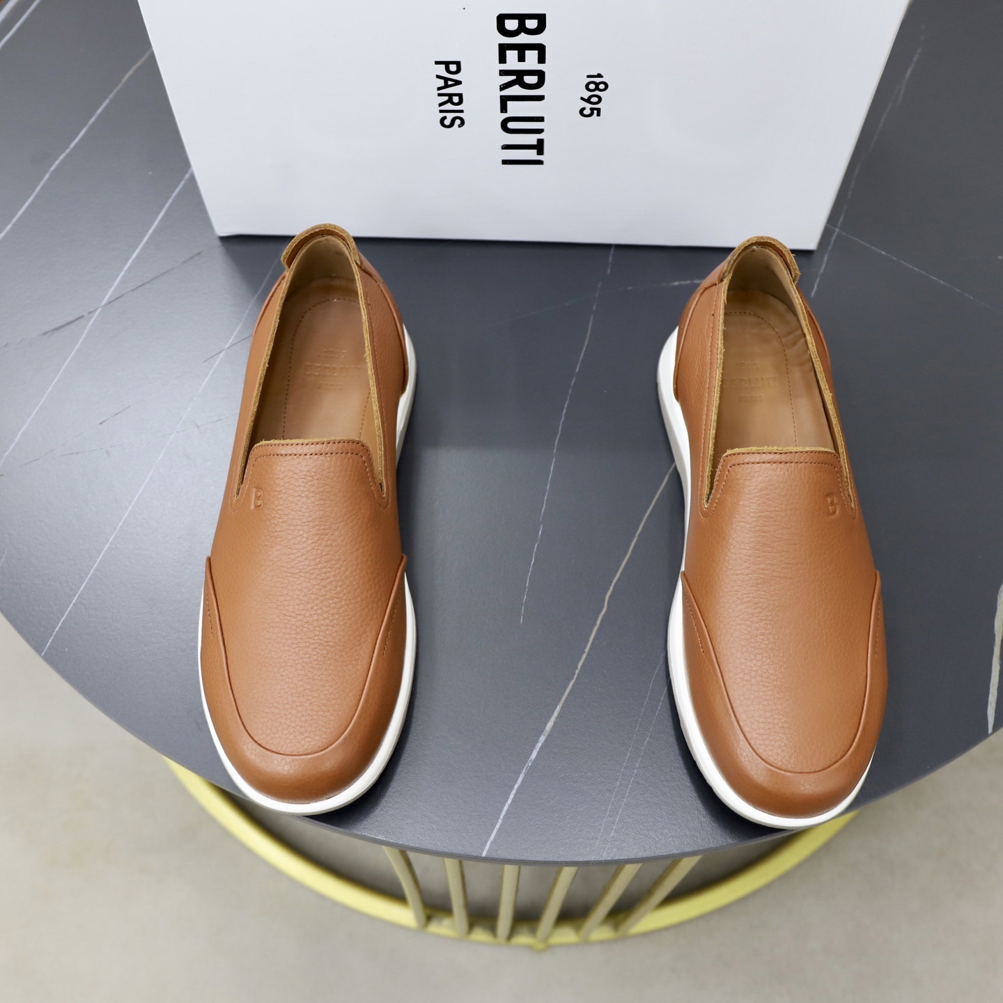 NO:954682,Batch Berluti men's new pebbled leather loafers!  Leather casual shoes  The upper is made of soft pebbled cowhide, with a delicate and soft leather texture. The natural leather has its own warm luster, which is soft and not stiff to the touch. It is not easy to break and become stuffy after being worn for a long time. Simple solid color splicing style design, flip stitching structure and wrapped leather, embellished with B letter brand details, classic round toe  Design, easy to put on and take off with one foot. The interior is dyed high-definition calfskin. The texture of the leather depends on the details. The leather holes are even and delicate, and the touch is soft. It is equipped with genuine leather insoles with logo details. There is an eye-catching raised leather decoration on the heel. It comes standard with lightweight rubber soles. Comes with a full set of packaging!  Size 39-40-41-42-43-44 Leather shoe size (can be customized 38.45.46) Item number E108Z set of feet gray, loafers, cowhide19860909批 Berluti/布鲁提 男士新款荔纹皮革乐福鞋！ 此款皮革休闲鞋 鞋面甄选柔软荔枝纹牛皮,皮料肌理细腻柔和,天然皮革自带温润光泽,触感柔韧不生硬,久穿不易折裂闷脚.简约纯色拼接风格设计,翻转缝制构造与包边皮革,点缀以B字母品牌细节,经典圆头设计,一脚蹬便捷穿脱方式,内里本染高定小牛皮,皮料质感看细节,皮孔均匀细腻,触感柔和,搭配真皮鞋垫logo徽标细节,后跟处有增高皮层装饰引人瞩目,标配轻盈橡胶鞋底.配全套包装！ 尺码39-40-41-42-43-44皮鞋尺码（可定制 38.45.46） 货号E108Z套脚 灰色,,loafers,cowhide,Men's shoes