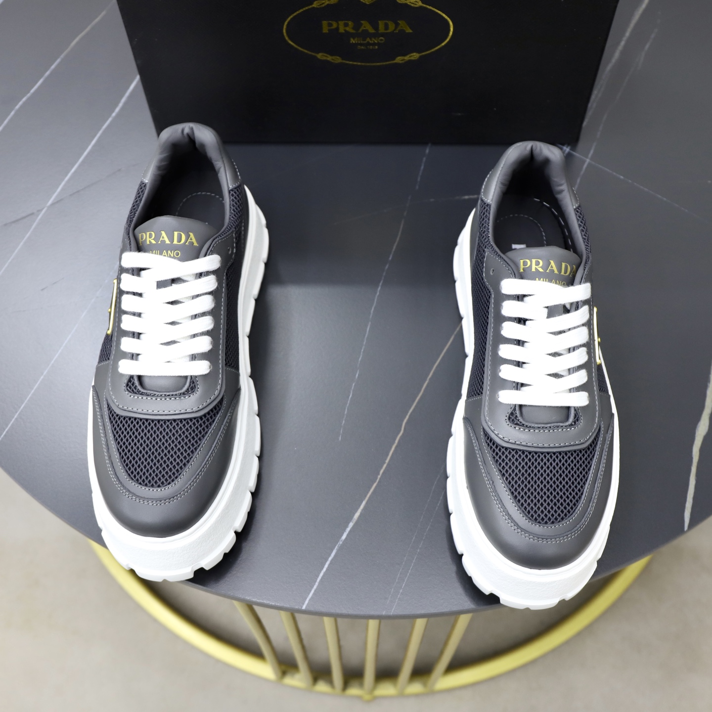 NO:955444,Prada/Prada men's Court leather sneakers are shipping for the first time!  Top-notch products produced in Wanguan!  The design of this sneaker captures the essence of modern style, combining sports functionality with simple elegance. It is made of imported calfskin, with tonal lace details to create a smooth and unified visual effect. The outside of the shoe is decorated with a simple but highly recognizable triangle logo geometric shape, and the toe is embossed with Prada  Milano logo, with about 4.5cm flexible rubber outsole, logo details on the heel, geometric pattern texture on the bottom, non-slip and wear-resistant, full cowhide lining design with removable logo fabric feet, light and breathable!  Comes with full set of original packaging dust bag!  Size 39-40-41-42-43-44-45 standard leather shoe size, prada, prada, sneakers, cowhide19860909Prada/普拉达 男士Court皮革运动鞋首发出货！莞产顶级精品！ 这款运动鞋的设计捕捉了现代风格的精髓,结合运动功能性与简约高雅.采用进口小牛皮打造,同色系系带细节打造流畅统一的视觉效果,鞋身外侧饰有简洁却极具辨识度的三角标识几何造型,鞋头压印Prada Milano徽标,搭配约4.5cm柔韧橡胶大底,后跟饰以徽标细节,底部配有几何图案纹路,防滑又耐磨,全牛皮内衬设计配以可拆卸徽标织物垫脚,上脚轻盈透气！配全套原包装防尘袋！ 尺码39-40-41-42-43-44-45 标准皮鞋尺码,,prada,prada,sneakers,cowhide,Men's shoes