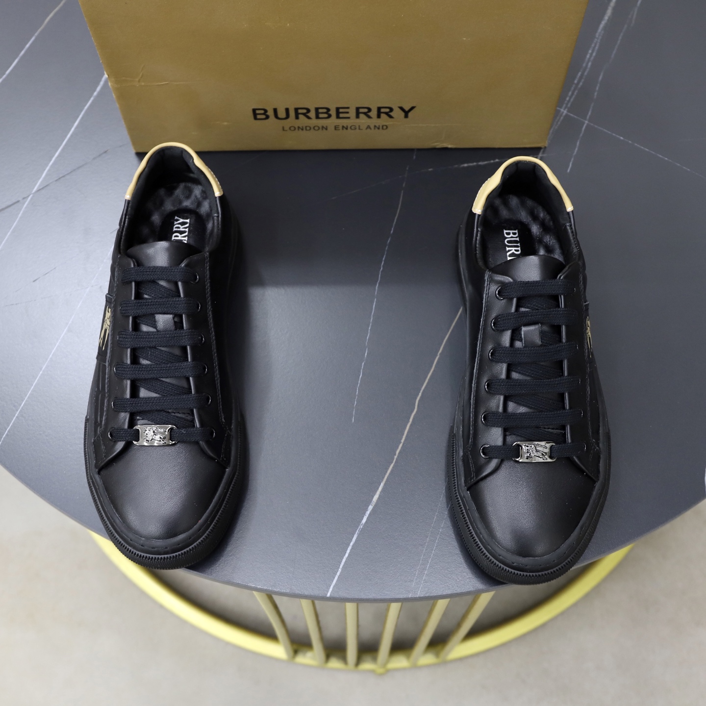 NO:955392,♂♂♂ Brand Burberry Standard code 38-44 (45 customized) The same grade as the official website. Materials are original material splicing. Comfortable and breathable pigskin lining. Lightweight and wear-resistant sports outsole. Style categories: men's fashionable casual shoes, running sneakers, noble luxury brand elements, top luxury, color, actual picture color, burberry, sneakers19860909♂♂♂ 品牌巴宝莉 标准码38-44（45订做） 等级官网同款 材料原厂材料拼接 舒适透气猪皮内里 轻便耐磨运动大底 款式类别男士时尚休闲鞋 跑步 运动鞋 尊贵奢侈品大牌元素 顶级奢华 颜色实物图片色,,burberry,sneakers,Men's shoes