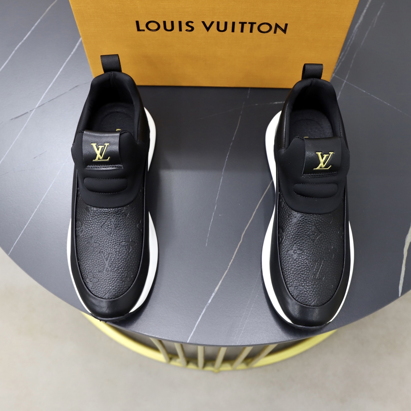 NO:956211,♂♂♂ Brand LV Louis Vuitton Standard code 38-44 (45 customized) The same grade as the official website. Materials: original cowhide material splicing. Comfortable and breathable lining. Lightweight and wear-resistant sports outsole. Style categories: men's fashionable casual shoes, running sneakers, noble luxury brand elements, top luxury, color, actual picture color, louis vuitton, louis vuitton, sneakers, cowhide19860909♂♂♂ 品牌LV路易威登 标准码38-44（45订做） 等级官网同款 材料原厂牛皮材料拼接 舒适透气内里 轻便耐磨运动大底 款式类别男士时尚休闲鞋 跑步 运动鞋 尊贵奢侈品大牌元素 顶级奢华 颜色实物图片色,,louis vuitton,louis vuitton,sneakers,cowhide,Men's shoes