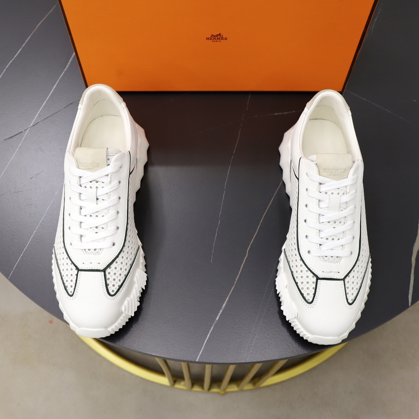 NO:956837,Hermes Hermes high-quality top crafts Hermes counters sell original factory configuration at the same time, original cowhide fabric imported from Italy, high-quality splicing technology, fully imported water-dyed cowhide lining, original soles specially provided by the factory and super comfortable, original factory follow-up goods code number 39-44 (customized 38 45 46),, hermes, hermes, cowhide19860909爱马仕 Hermes 高品质 顶级工艺品 爱马仕 专柜同步发售原厂配置,意大利进口原版牛皮面料,高品质拼接工艺,全进口水染牛皮里垫,鞋底原厂特供原版底超级舒适,原厂跟单货 码数 39-44（ 订做 38 45 46）,,hermes,hermes,cowhide,Men's shoes