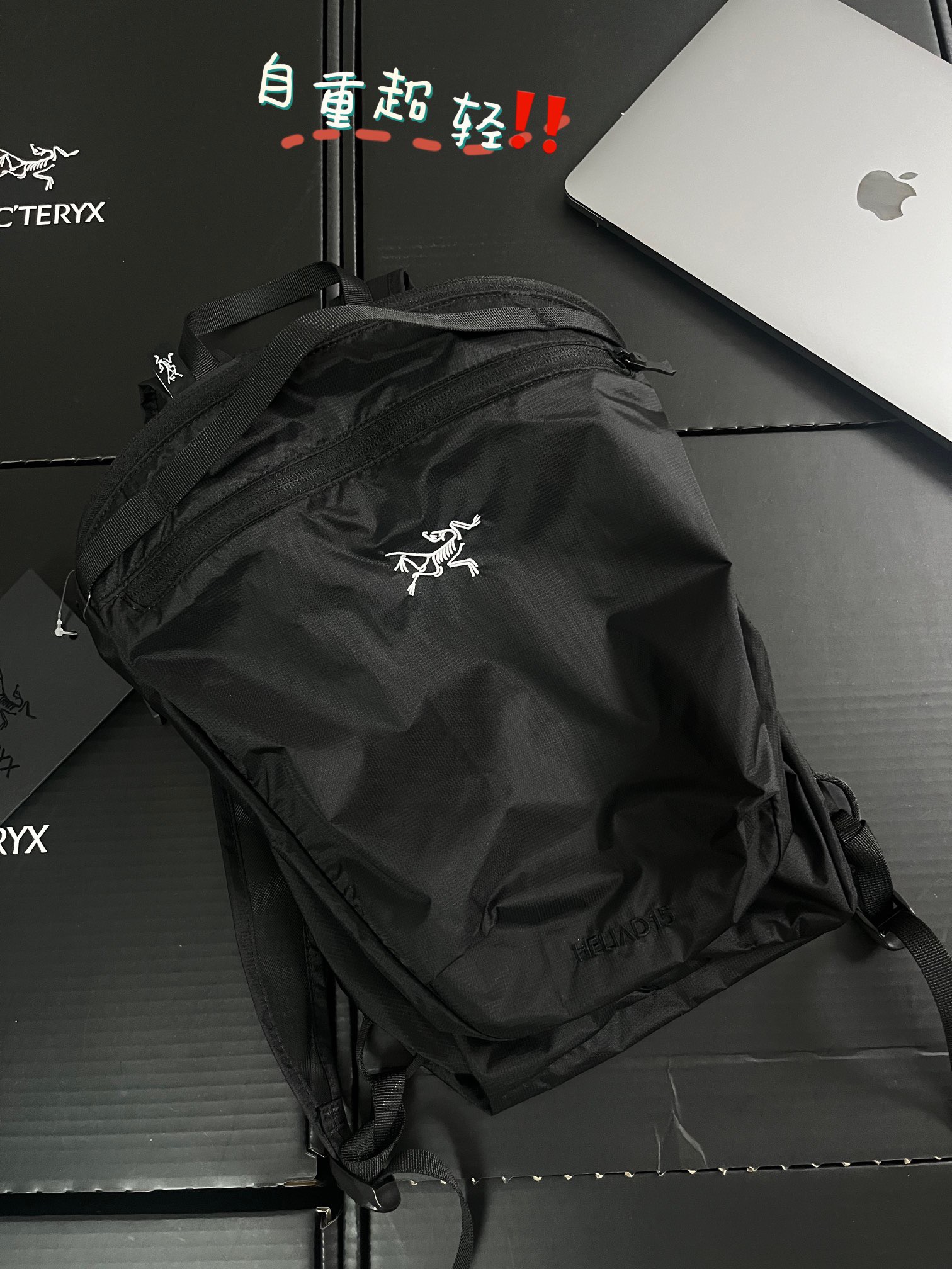 💰110 款号G17
Arcteryx Heliad 10L始祖鸟休闲双肩包背包
最近博主们人手一个的始祖鸟书包，“中年三宝”始祖鸟双肩包。
超级轻量！！背上跟没背一样！ 不要觉的轻就是质量差！ 布料超级贵 定制品。
越南代工出品，细节之处做到了极致，无论是设计还是用料，都是户外天花板的存在。
各大博主们近期出镜率，最高的双肩包依旧是这款始祖鸟的双肩包！！拉链款的，黑色看到的是最多的！
小鸟的最新款HELIAD15升轻量化双肩包，一如即往的好面料好做工好辅料！一款三好包包！面料内有防水涂层，自折叠收纳囗袋！细节图都拍的很清楚啦！
最近韩国博主人手一个的始祖鸟双肩包，自身材质非常轻的一款户外包，装得下笔记本以及种种出门必备搭配运动装、日常look都不违和，韩国博主挖掘单品的能力真的respect!

重量：180克 轻如薄翼
材质：硅脂和PU涂层100D Cordura Mini Ripstop
尺寸：43*10*22cm
容量：10L
结构：主隔层
内部结构：拉链暗袋
闭合方式：防水拉链
颜色：黑色 幽雾绿