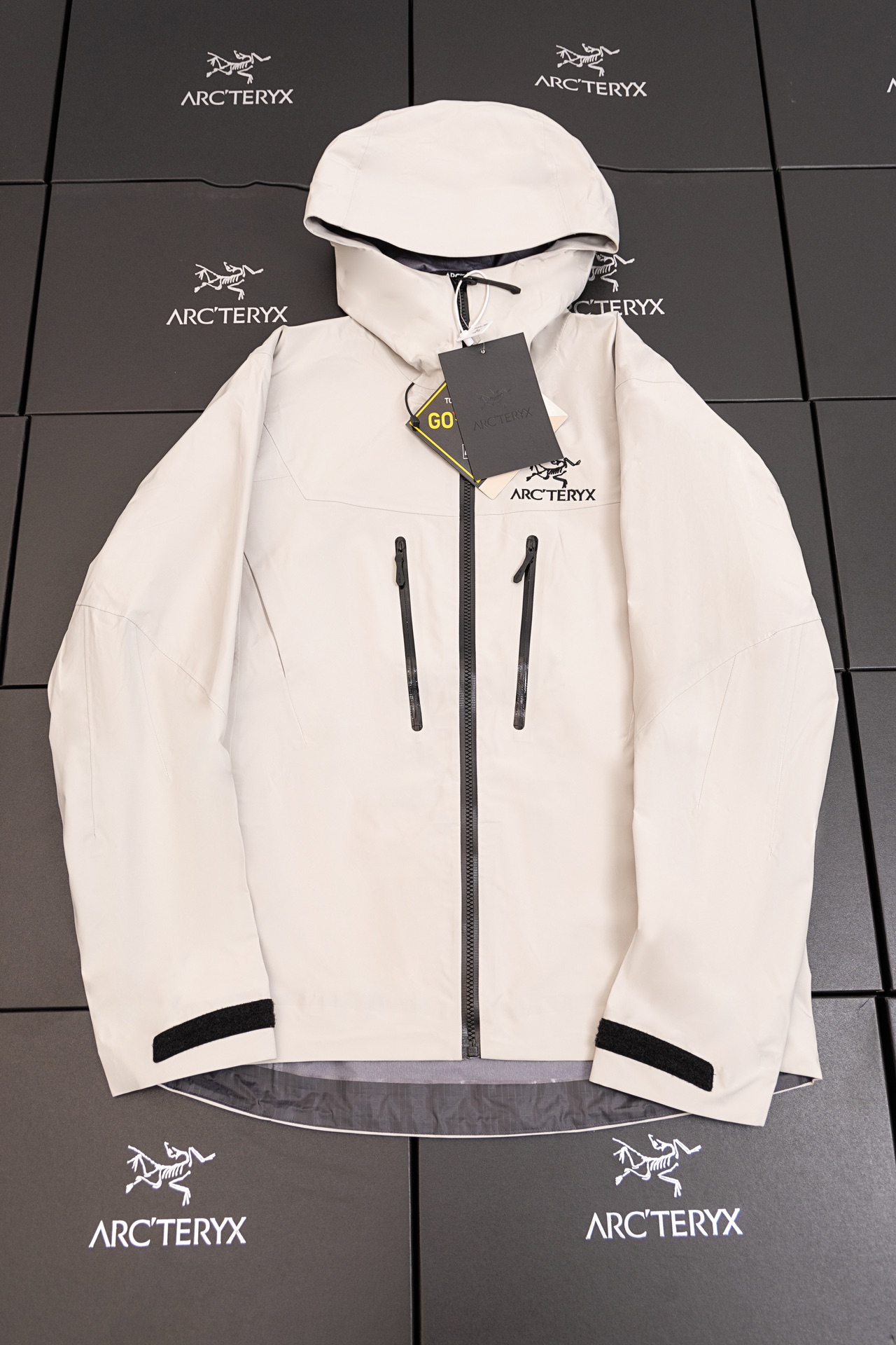 Tiro real blanco marfil de primera calidad ARC'TERYX Chaqueta rígida de grado mago SV Arc'teryx de sexta gene…