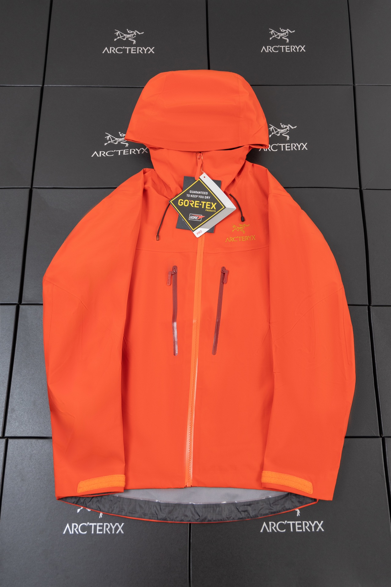 Tiro real Dynasty Red de alta calidad ARC'TERYX Arc'teryx Chaqueta rígida de grado guía SV Arcteryx Alpha SV …