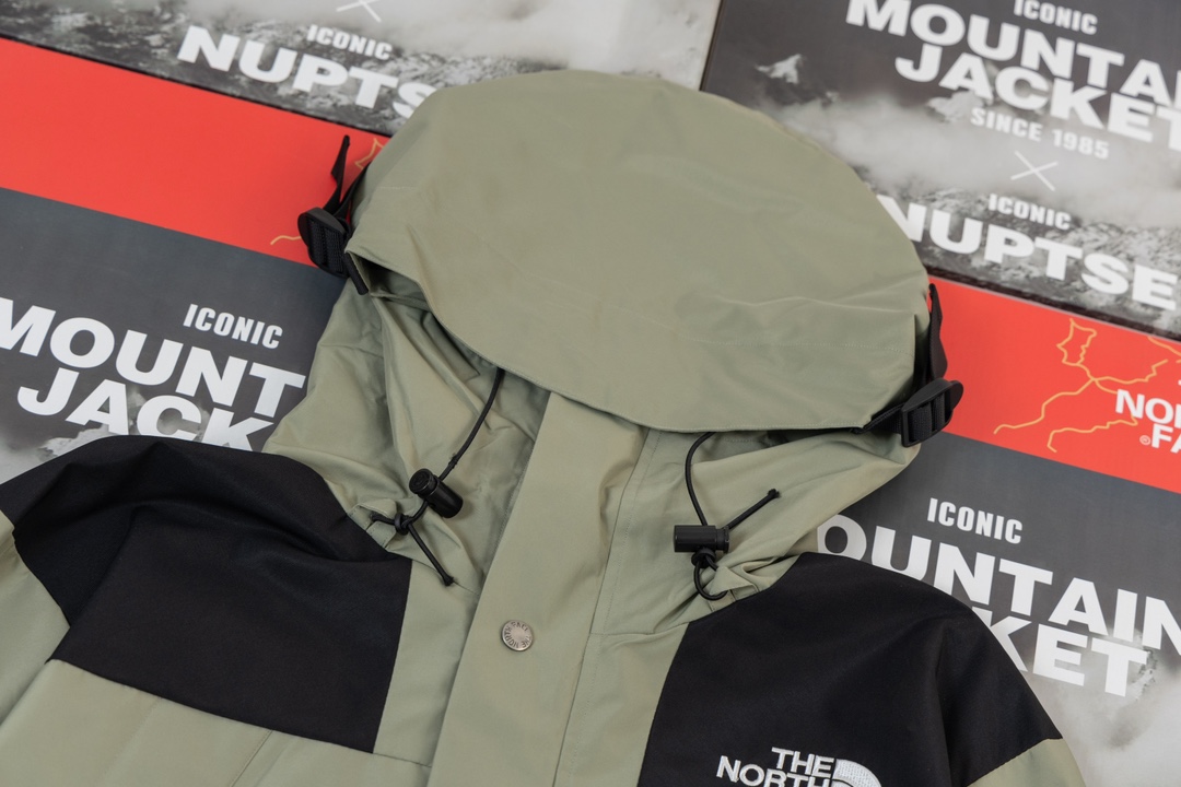 💰220
【TNF北面1990冲锋衣 𝗧𝗵𝗲 𝗡𝗼𝗿𝘁𝗵 𝗙𝗮𝗰𝗲 𝟭𝟵𝟵𝟬 𝗚𝗼𝗿𝗲-𝗧𝗲𝘅/黑色/半压胶版本/加绒内里】

【⚠️腋下有拉链 门襟双拉链】
【⚠️ R字标刺绣𝗚𝗼𝗿𝗲-𝗧𝗲𝘅】
【⚠️二合一功能（领子 袖口 有托绳  内胆两侧有拉链  ）可跟96羽绒服、摇粒绒、96马甲完美融合】
【⚠️加绒内里，即使不加内胆，保暖性也是很高】

咱家本次也是做了许多升级，为了还原ZP的一切质感今年团队历经数月最终出货。纯正非阉割版本两件套设计，穿着跨度时间更广！真正的牛货福利款👍

北面1990冲锋衣主要分美版、国内版、韩版，三种版本不仅存在颜色上的差别，质地上也有不同，美版最厚，国内版次之，韩版最薄；
自然也就有许多厂家来做，市面各种版本都有😔

◾️所有辅料还原ZP，oem代工厂出货，配码为6个尺码
◾️面料做工升级：防水为国际ISO标准90（ISO4）级别达到荷叶水珠滚动效果
◾️面料：高透层压织物Gore-tex仿水透气薄膜，手感更佳舒适。
◾️刺绣：胸前标志品牌Logo为真正的进口百灵达绣花机，市面很多货说是进口刺绣实际根本达不到针数。冲锋衣代表作品1990年MJ是TNF的传统最爱。
◾️这款时尚夹克采用GT设计，为您的所有都市冒险而重新构想，提供无与伦比的防水和防风保护。
◾️内里为可组合可单穿的摇粒绒加厚立领开衫，真正意义上的非阉割版本！可另外可与1996款经典羽绒服组合搭配保暖效果超级无敌。
尺码表s-xxl
