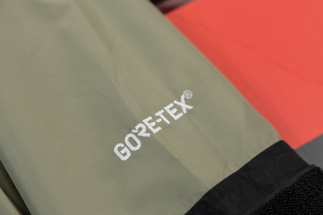 💰220
【TNF北面1990冲锋衣 𝗧𝗵𝗲 𝗡𝗼𝗿𝘁𝗵 𝗙𝗮𝗰𝗲 𝟭𝟵𝟵𝟬 𝗚𝗼𝗿𝗲-𝗧𝗲𝘅/黑色/半压胶版本/加绒内里】

【⚠️腋下有拉链 门襟双拉链】
【⚠️ R字标刺绣𝗚𝗼𝗿𝗲-𝗧𝗲𝘅】
【⚠️二合一功能（领子 袖口 有托绳  内胆两侧有拉链  ）可跟96羽绒服、摇粒绒、96马甲完美融合】
【⚠️加绒内里，即使不加内胆，保暖性也是很高】

咱家本次也是做了许多升级，为了还原ZP的一切质感今年团队历经数月最终出货。纯正非阉割版本两件套设计，穿着跨度时间更广！真正的牛货福利款👍

北面1990冲锋衣主要分美版、国内版、韩版，三种版本不仅存在颜色上的差别，质地上也有不同，美版最厚，国内版次之，韩版最薄；
自然也就有许多厂家来做，市面各种版本都有😔

◾️所有辅料还原ZP，oem代工厂出货，配码为6个尺码
◾️面料做工升级：防水为国际ISO标准90（ISO4）级别达到荷叶水珠滚动效果
◾️面料：高透层压织物Gore-tex仿水透气薄膜，手感更佳舒适。
◾️刺绣：胸前标志品牌Logo为真正的进口百灵达绣花机，市面很多货说是进口刺绣实际根本达不到针数。冲锋衣代表作品1990年MJ是TNF的传统最爱。
◾️这款时尚夹克采用GT设计，为您的所有都市冒险而重新构想，提供无与伦比的防水和防风保护。
◾️内里为可组合可单穿的摇粒绒加厚立领开衫，真正意义上的非阉割版本！可另外可与1996款经典羽绒服组合搭配保暖效果超级无敌。
尺码表s-xxl